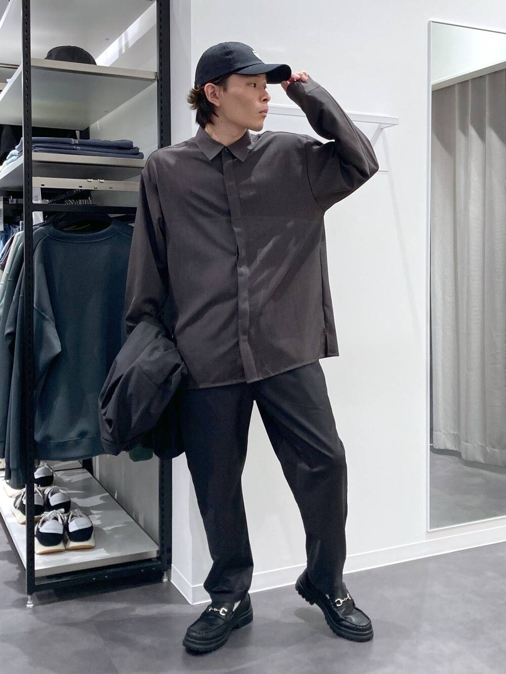 ブラック系のローファー、グレー系のテーラードジャケット、グレー系のシャツ/ブラウスを着用したメンズの春コーディネートの4枚目の写真