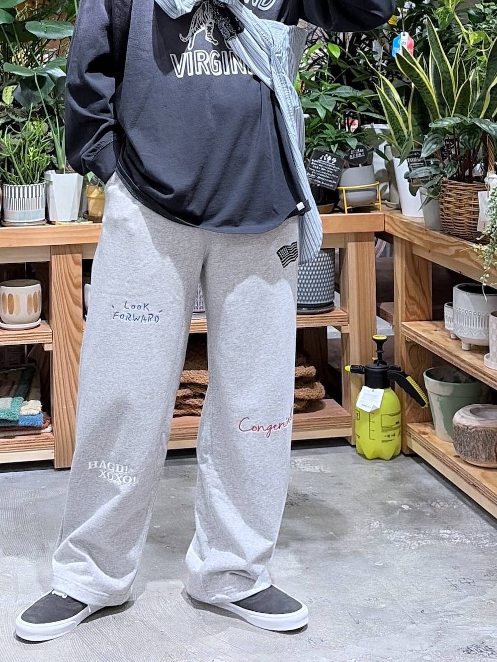 ブルー系のシャツ/ブラウス、グレー系のスウェットパンツ、ブラック系のTシャツ/カットソーを着用したメンズの秋コーディネートの7枚目の写真