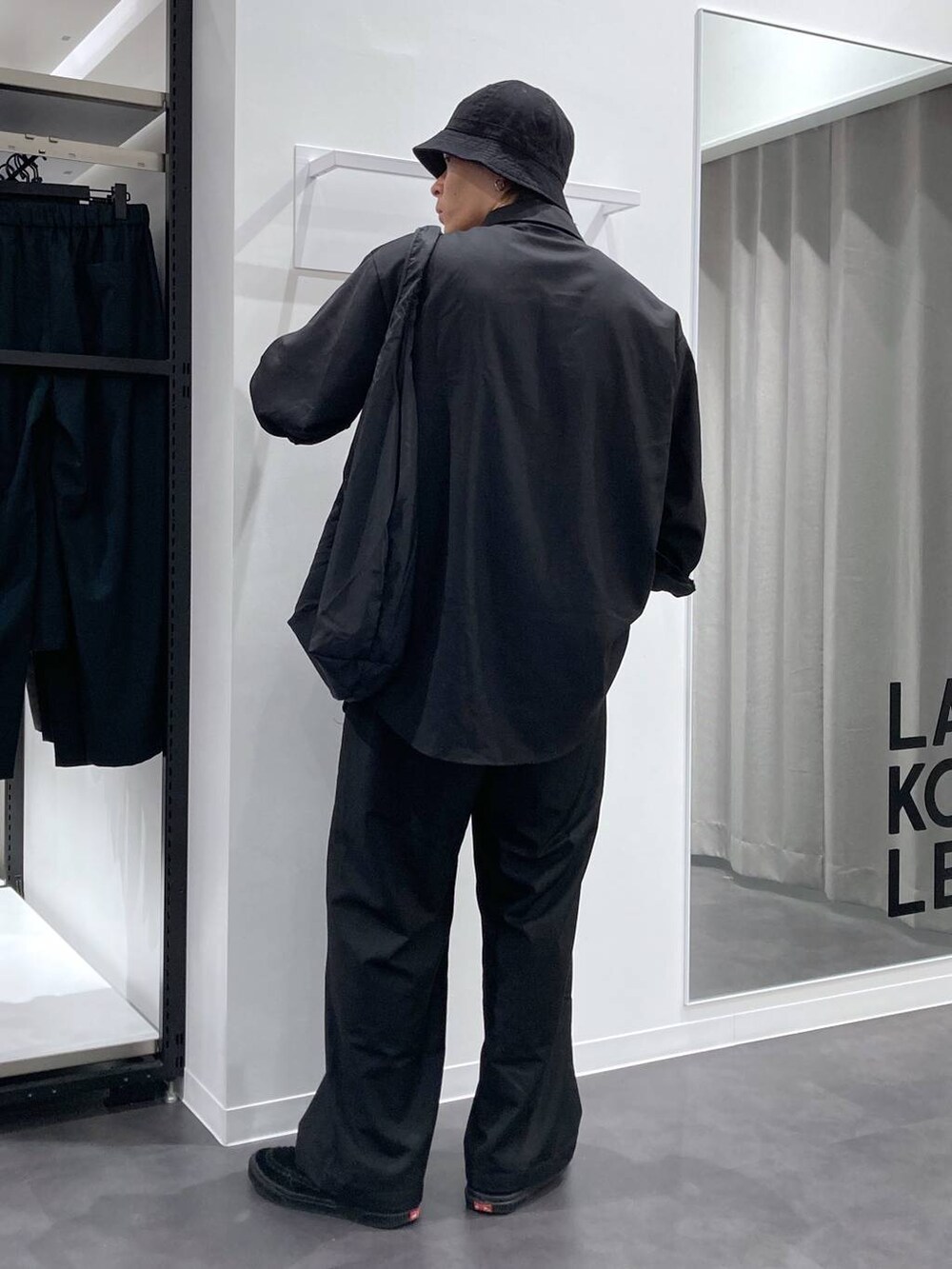 ブラック系のTシャツ/カットソー、ブラック系のシャツ/ブラウス、ブラック系のその他パンツを着用したメンズの夏コーディネートの2枚目の写真