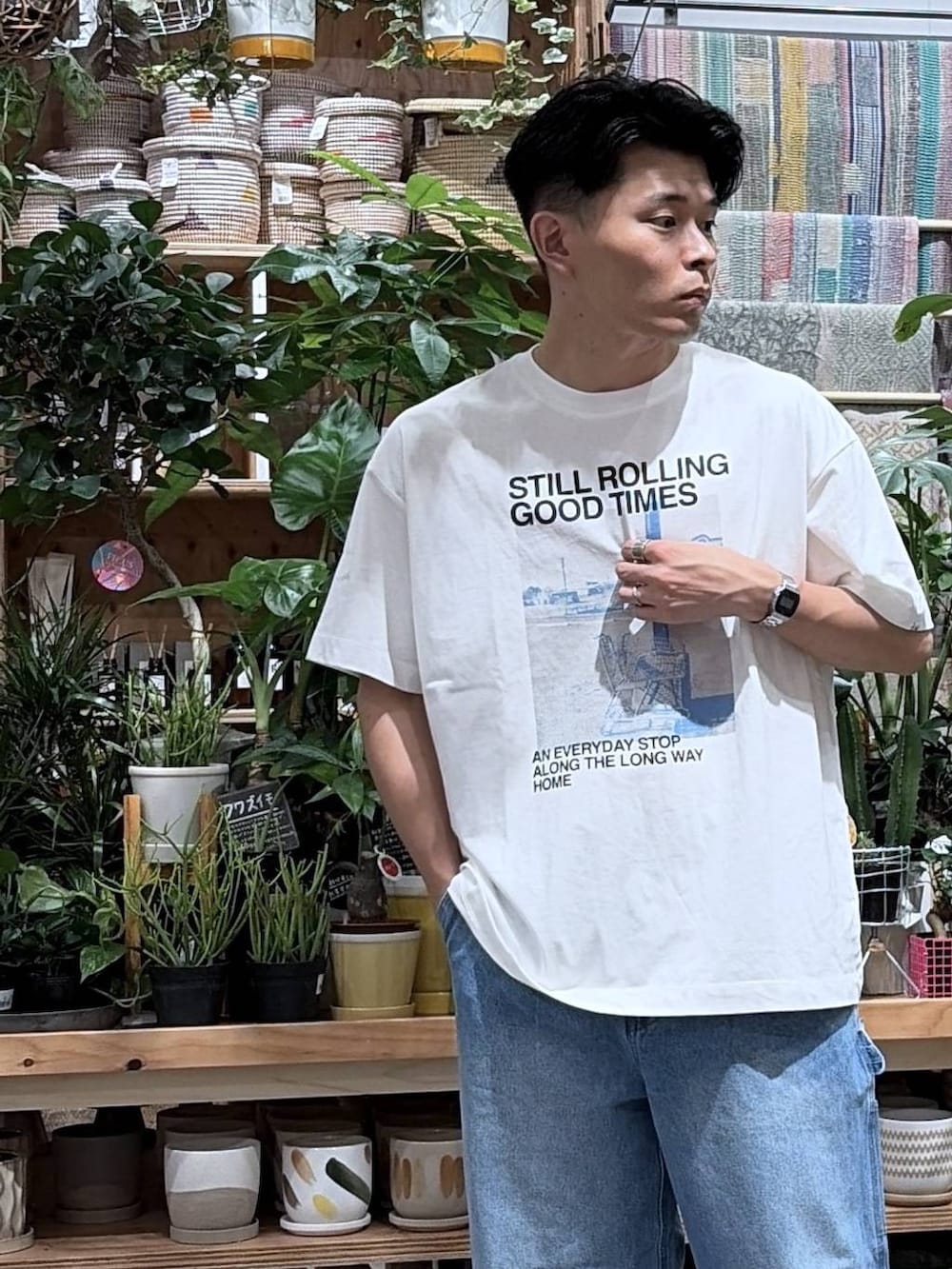 ホワイト系のTシャツ/カットソー、ブルー系のデニムパンツ、ブラウン系のサンダルを着用したメンズの夏コーディネートの7枚目の写真