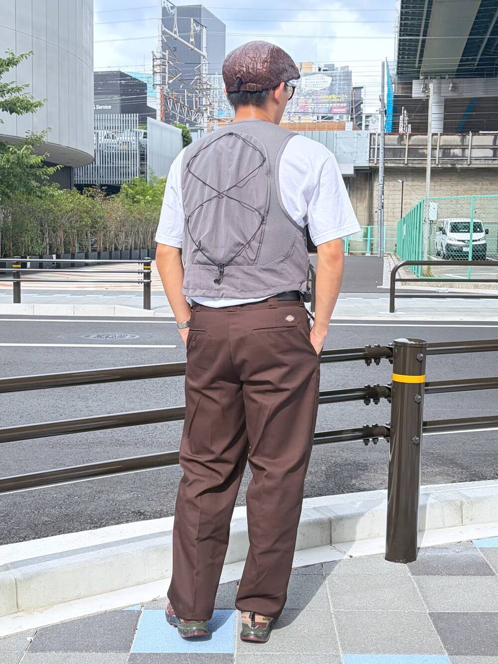ブラウン系のその他パンツ、ブラック系のベルトを着用したメンズの夏コーディネートの2枚目の写真