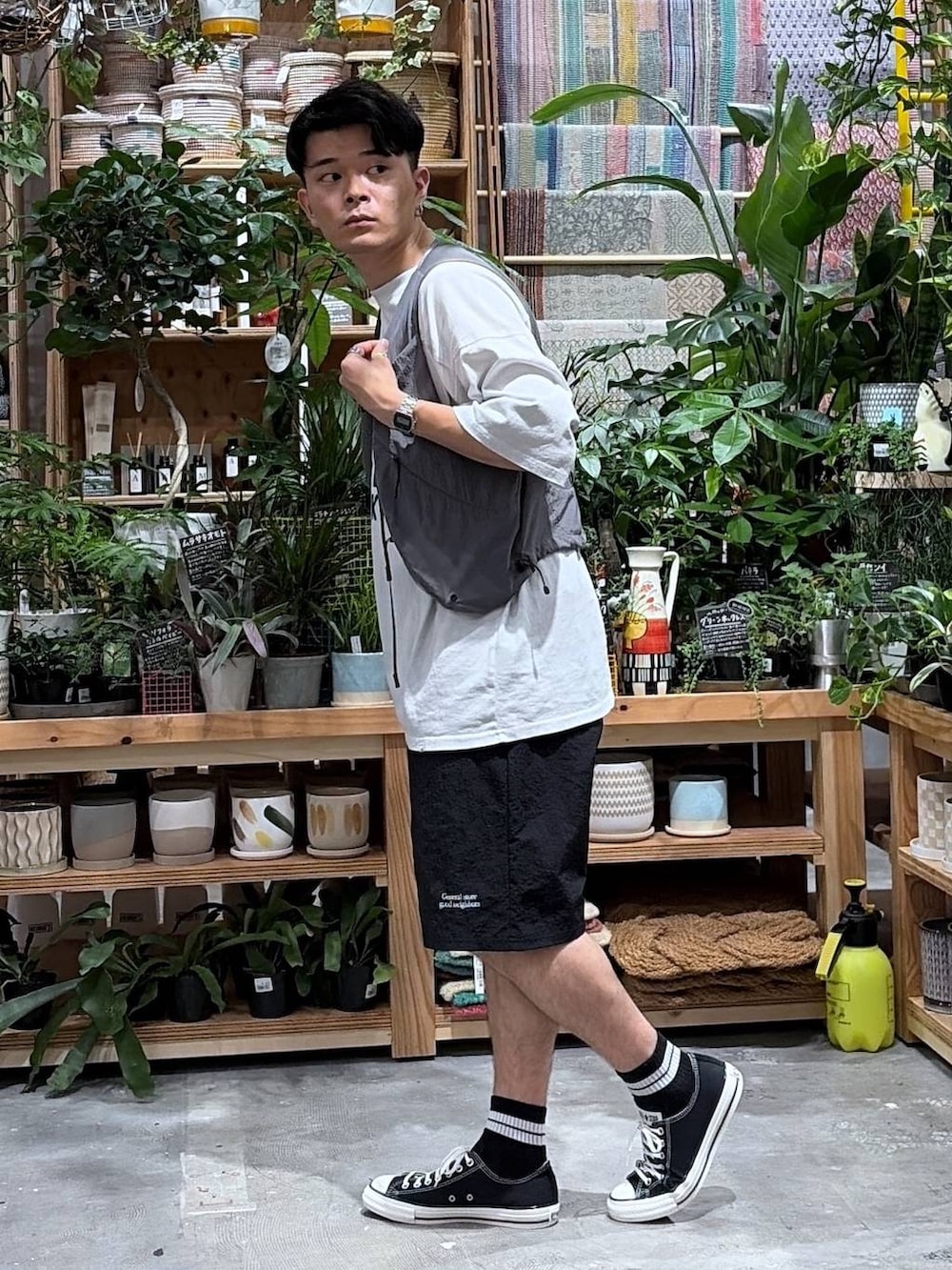 グレー系のTシャツ/カットソー、ブラック系のスニーカー、ブラック系のその他パンツを着用したメンズの夏コーディネートの4枚目の写真