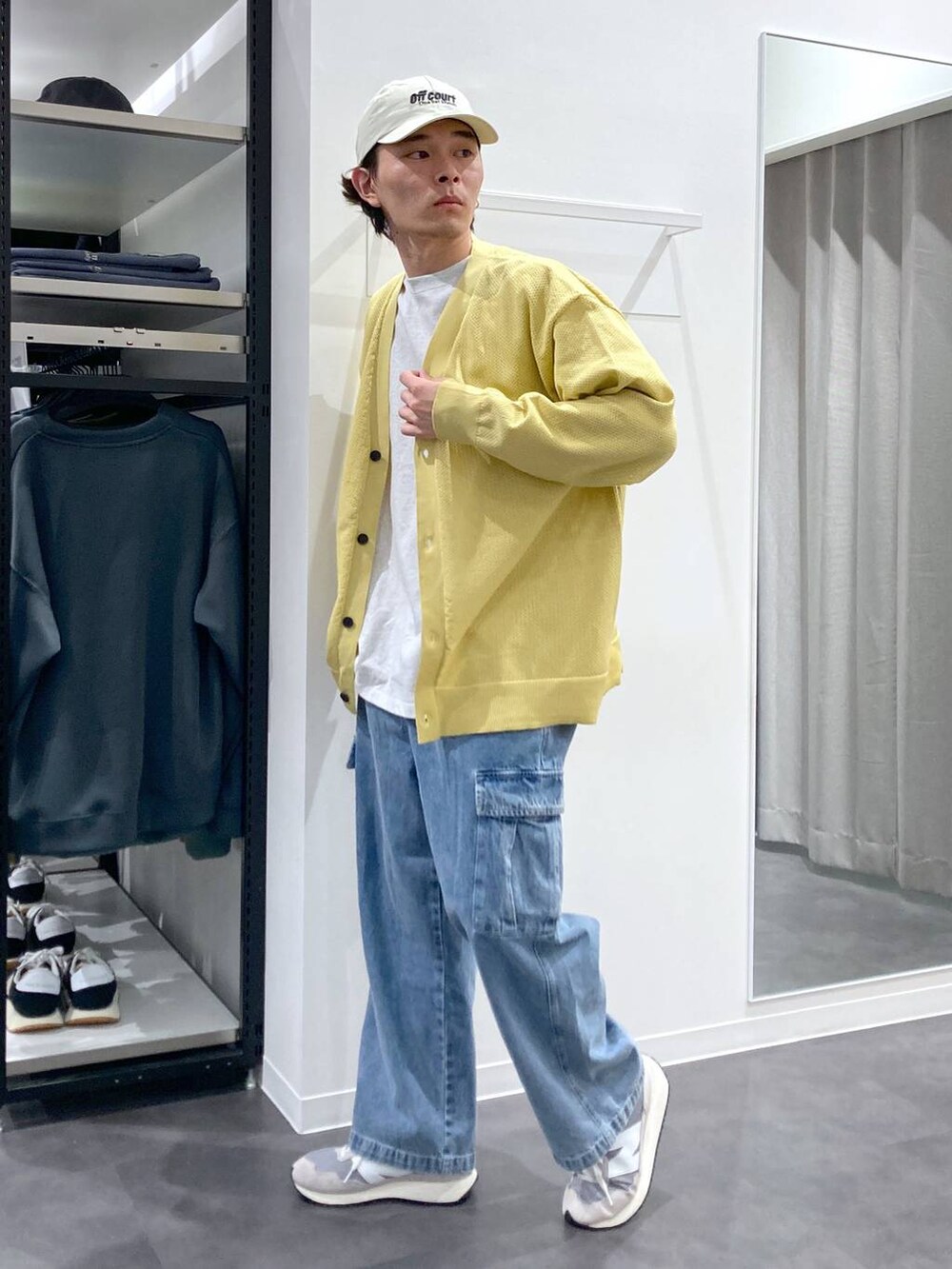 グレー系のTシャツ/カットソー、グレー系のスニーカー、ブルー系のデニムパンツを着用したメンズの春コーディネートの3枚目の写真