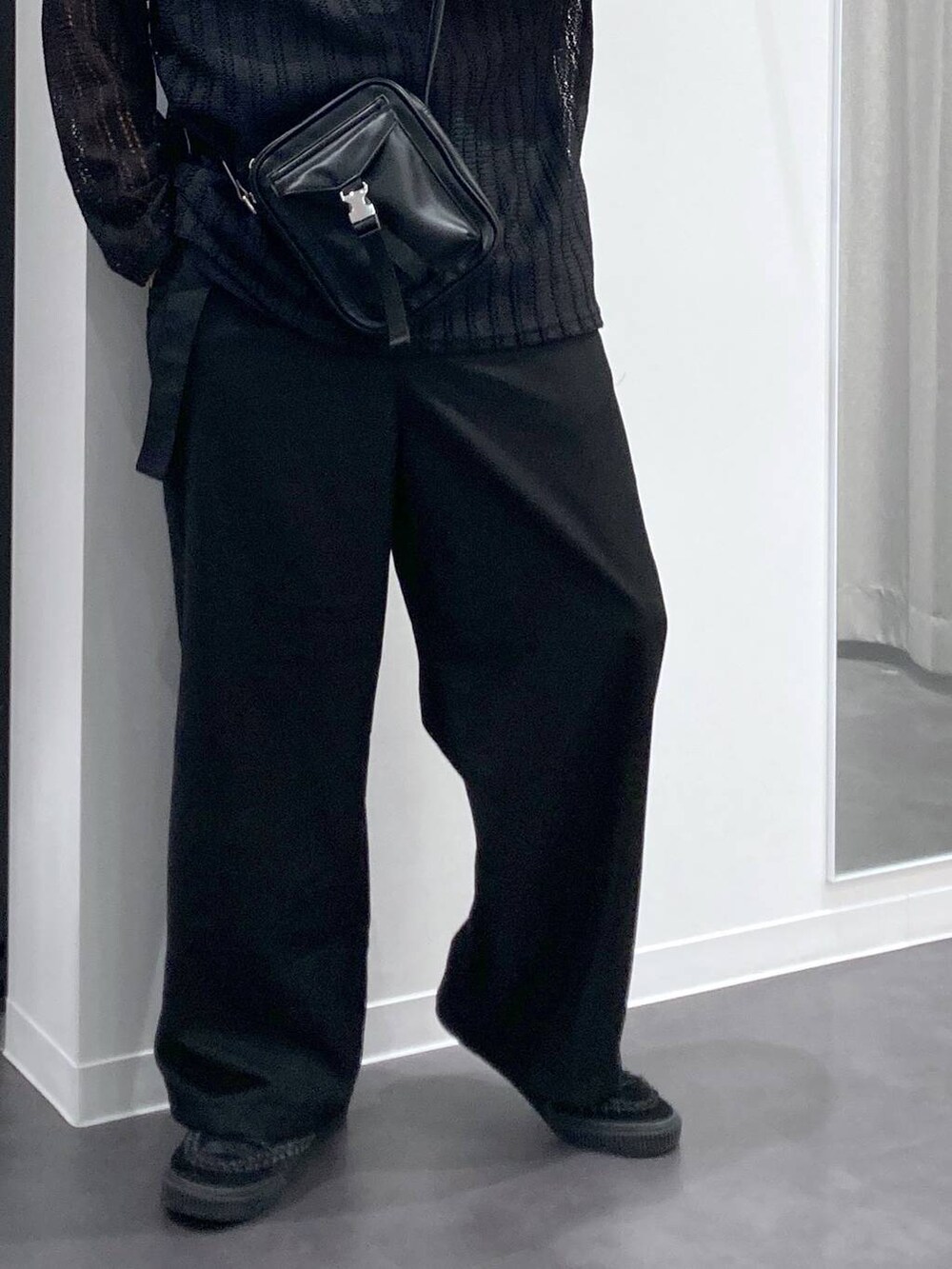 ブラック系のTシャツ/カットソー、ブラック系のショルダーバッグ、ブラック系のその他パンツを着用したメンズの夏コーディネートの7枚目の写真