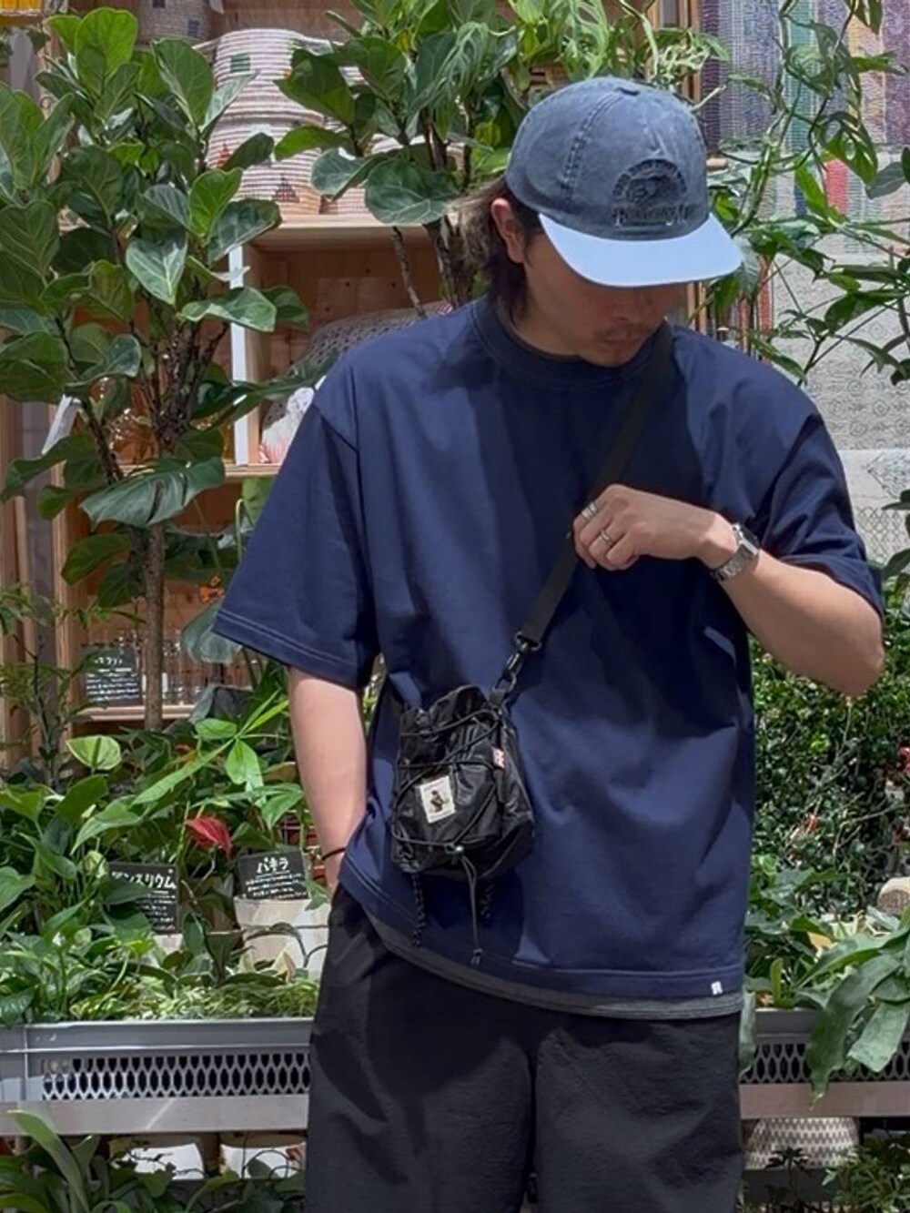 ブラック系のサンダル、ブラック系のその他パンツ、ブルー系のTシャツ/カットソーを着用したメンズの夏コーディネートの5枚目の写真