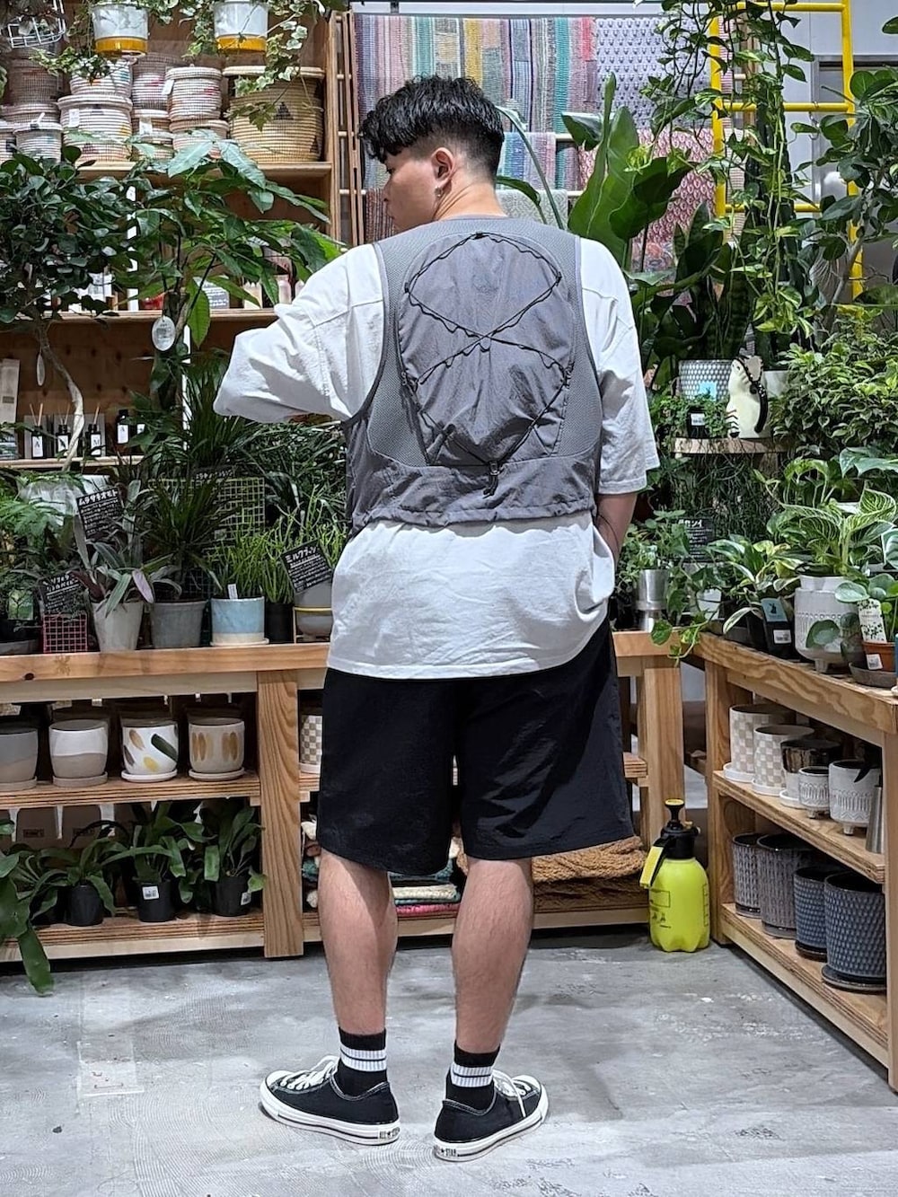 グレー系のTシャツ/カットソー、ブラック系のスニーカー、ブラック系のその他パンツを着用したメンズの夏コーディネートの2枚目の写真