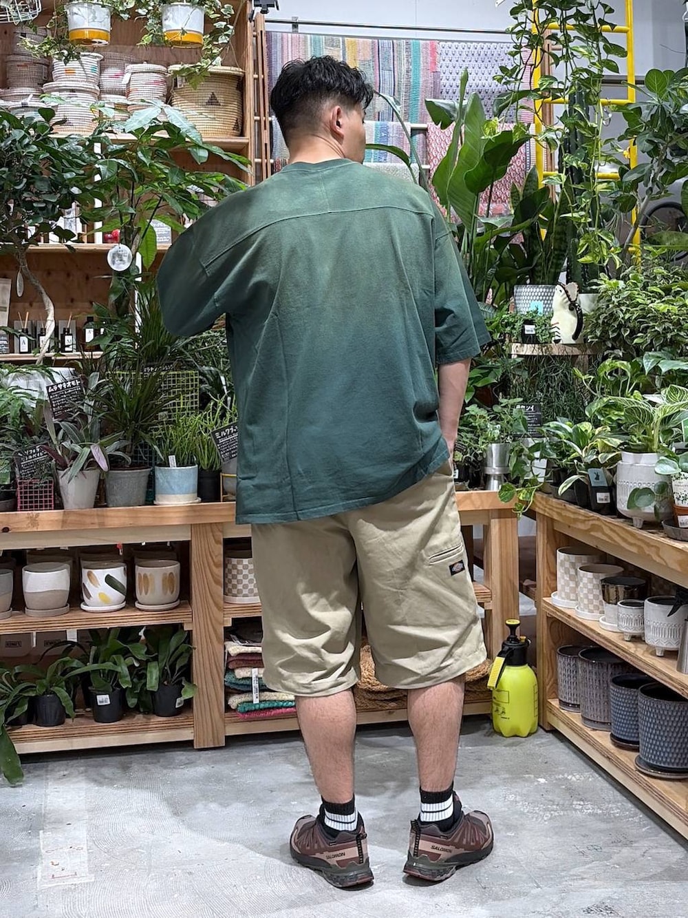 グリーン系のTシャツ/カットソー、ブラック系のソックス/靴下を着用したメンズの夏コーディネートの2枚目の写真