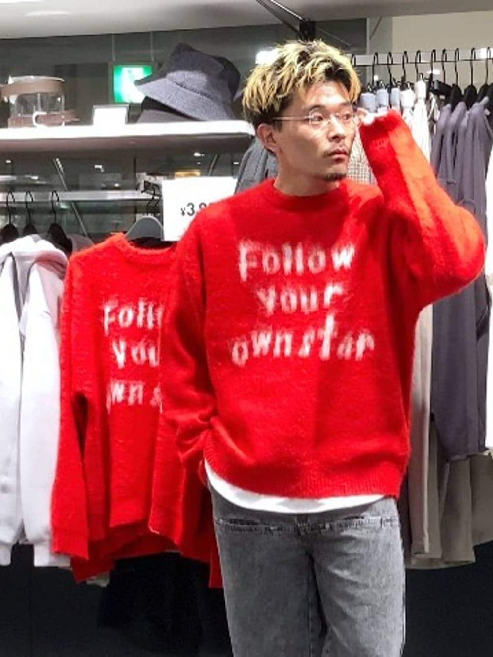 レッド系のニット/セーター、ブラック系のドレスシューズ、グレー系のデニムパンツを着用したメンズの冬コーディネートの4枚目の写真