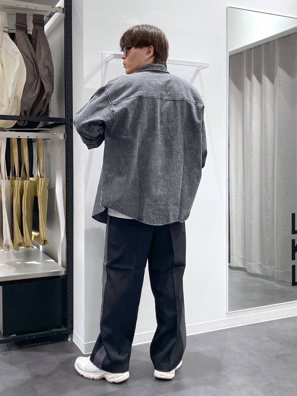 ホワイト系のTシャツ/カットソー、ブラック系のその他パンツ、ブラック系のシャツ/ブラウスを着用したメンズの秋コーディネートの2枚目の写真