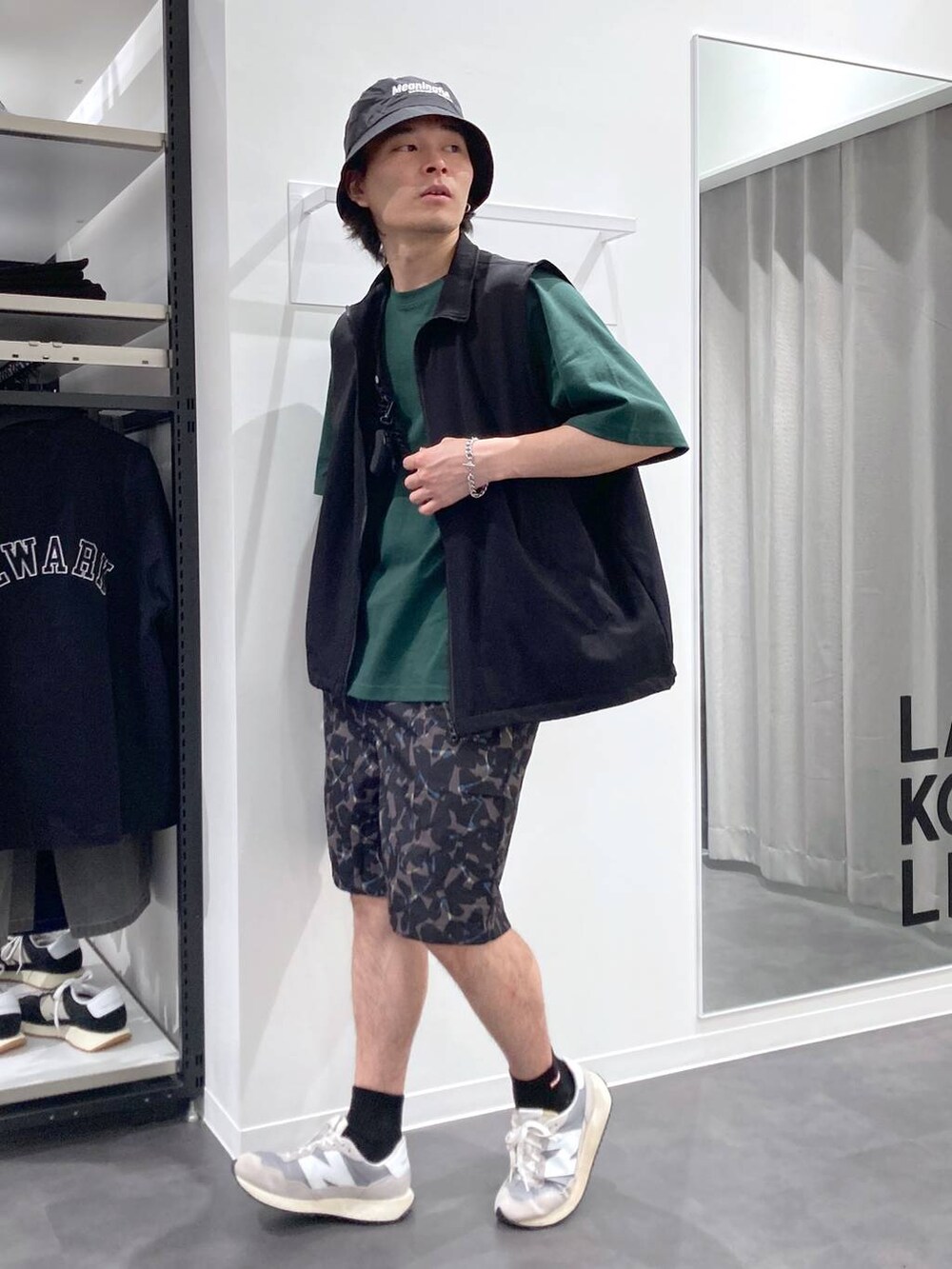 グレー系のスニーカーを着用したメンズの春コーディネートの3枚目の写真