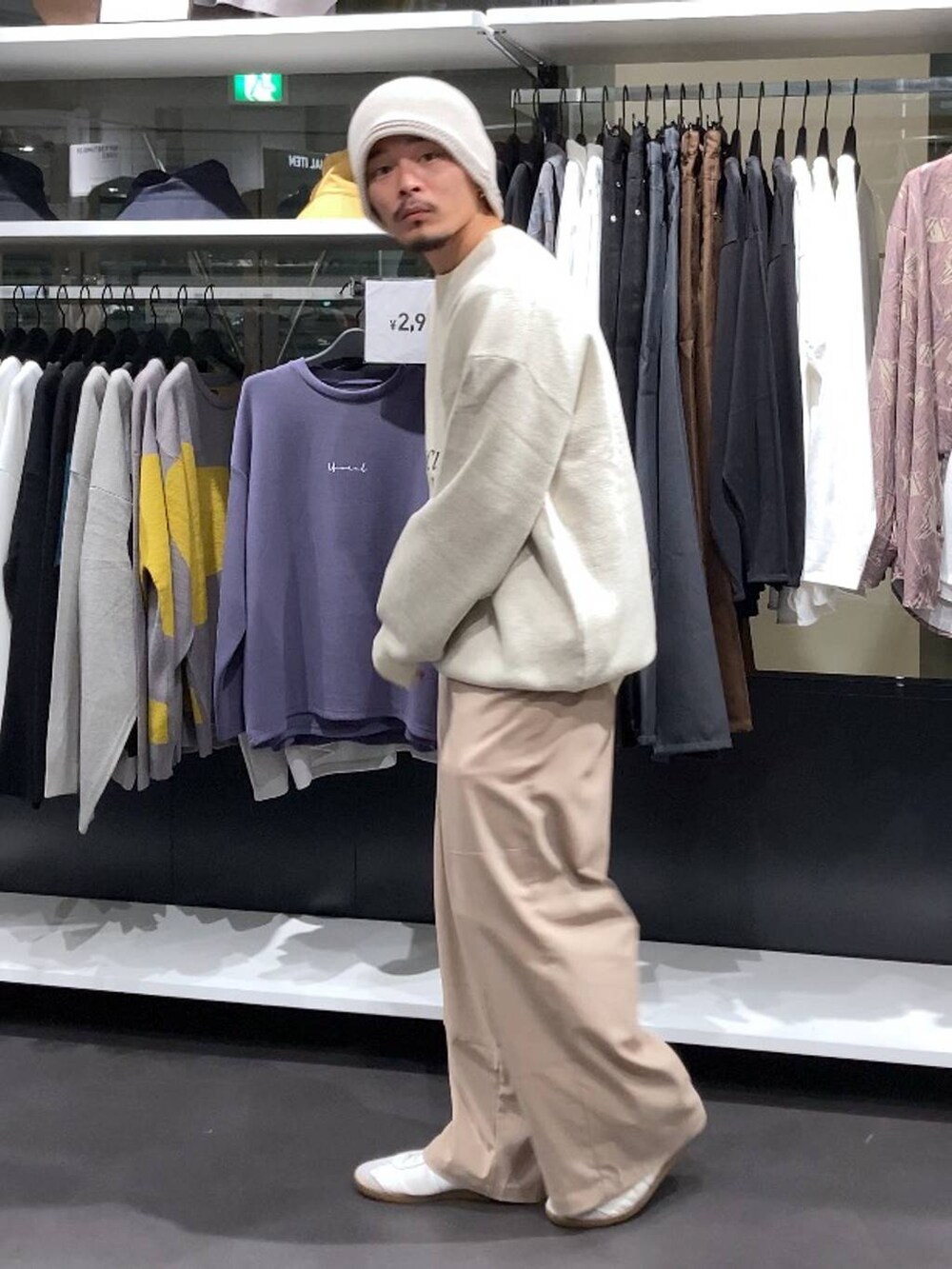ベージュ系のその他パンツ、ベージュ系のニット/セーター、ベージュ系のニットキャップ/ビーニーを着用したメンズの秋コーディネートの4枚目の写真
