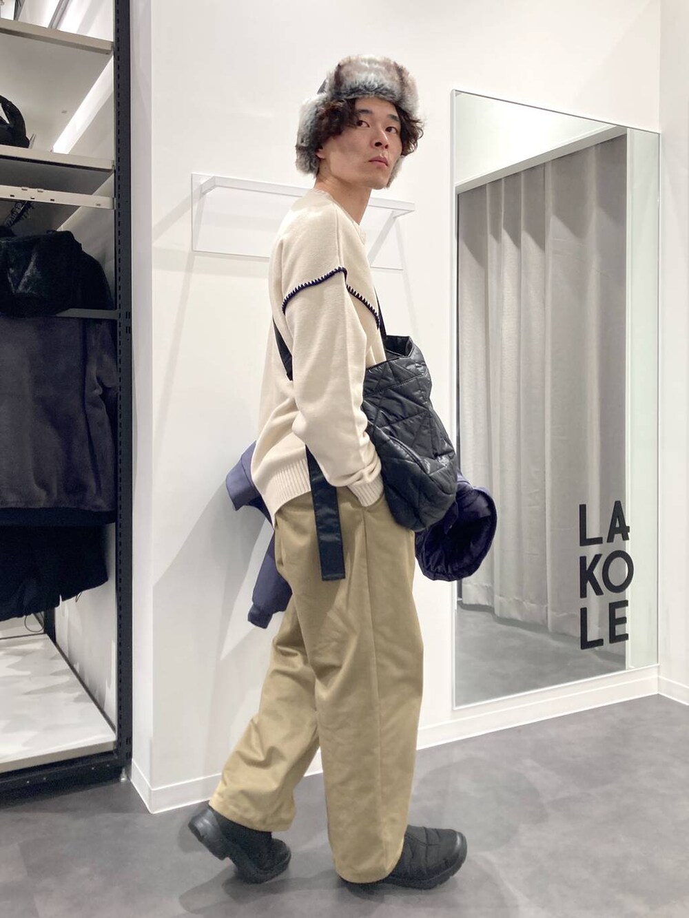 ベージュ系のチノパンツ、ブルー系のブルゾン、ベージュ系のニット/セーターを着用したメンズの冬コーディネートの5枚目の写真