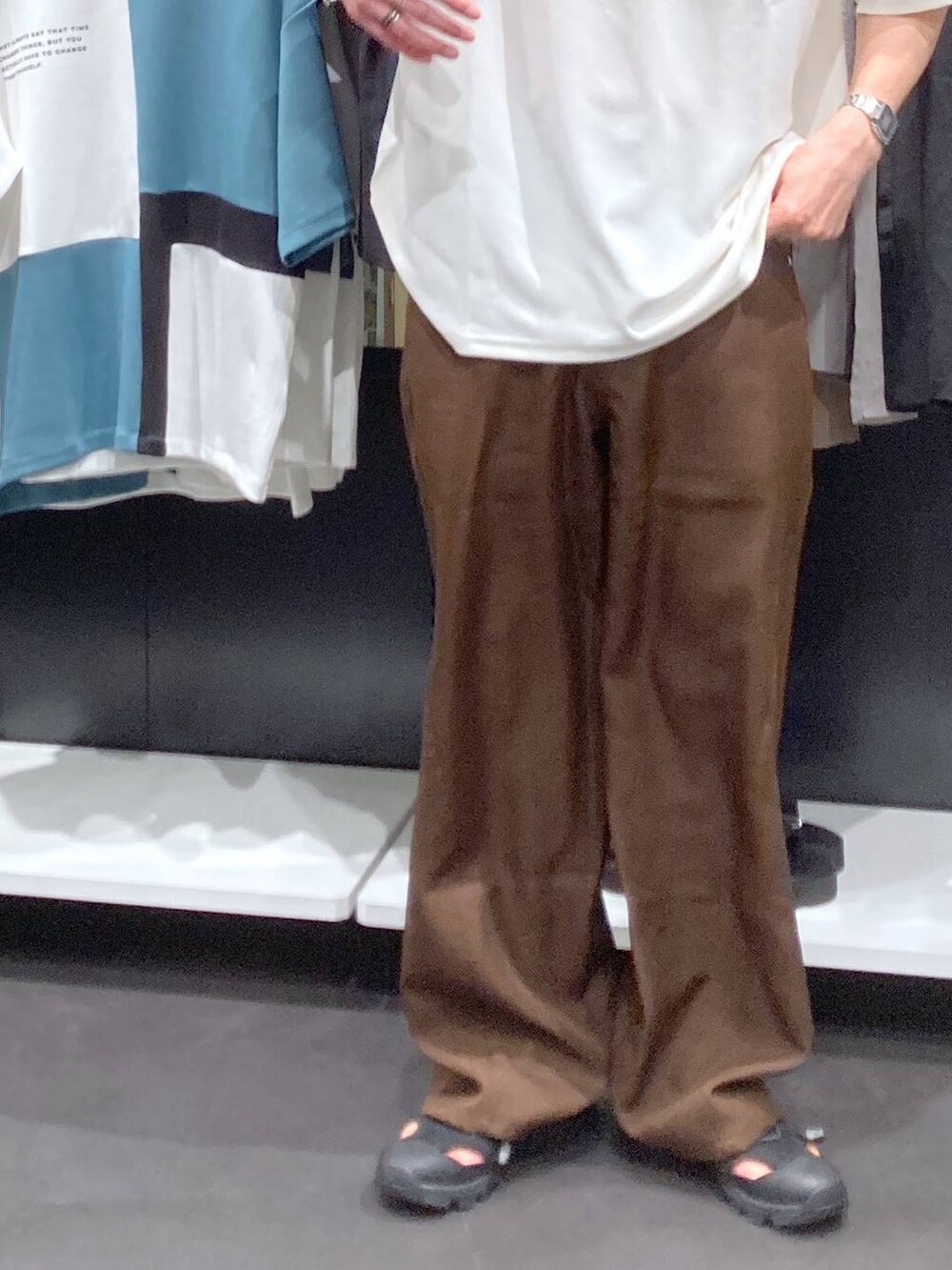 ブラック系のサンダル、ホワイト系のTシャツ/カットソー、ブラウン系のその他パンツを着用したメンズの夏コーディネートの9枚目の写真