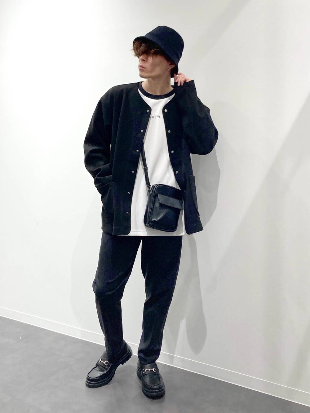 ブラック系のローファー、ホワイト系のTシャツ/カットソー、ブラック系のその他パンツを着用したメンズの秋コーディネートの4枚目の写真