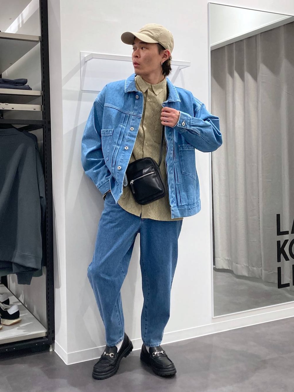 ベージュ系のシャツ/ブラウス、ブルー系のデニムパンツ、ブラック系のローファーを着用したメンズの春コーディネートの6枚目の写真