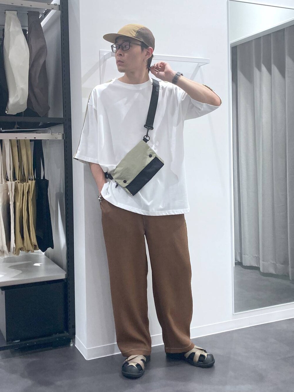 ブラウン系のその他パンツ、ベージュ系のショルダーバッグ、ベージュ系のサンダルを着用したメンズの夏コーディネートの7枚目の写真