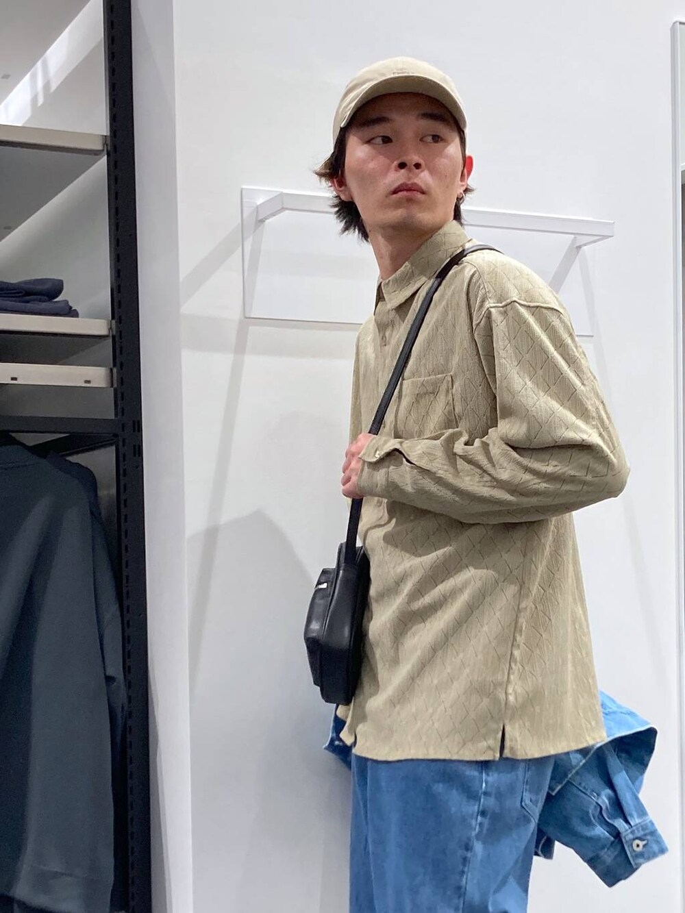 ベージュ系のシャツ/ブラウス、ブルー系のデニムパンツ、ブラック系のローファーを着用したメンズの春コーディネートの9枚目の写真