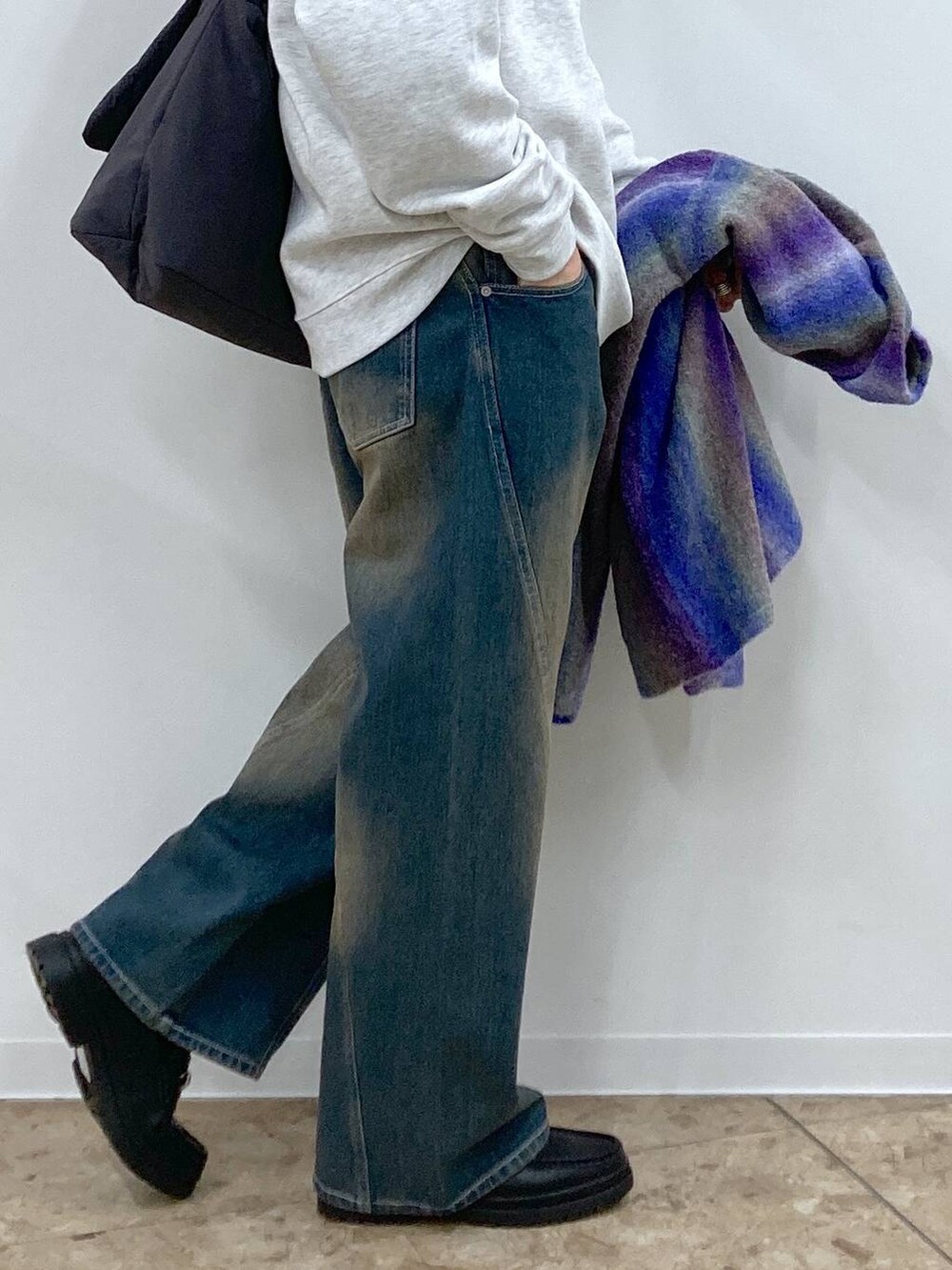 ブルー系のデニムパンツ、パープル系のカーディガン/ボレロ、グレー系のスウェットを着用したメンズの冬コーディネートの9枚目の写真