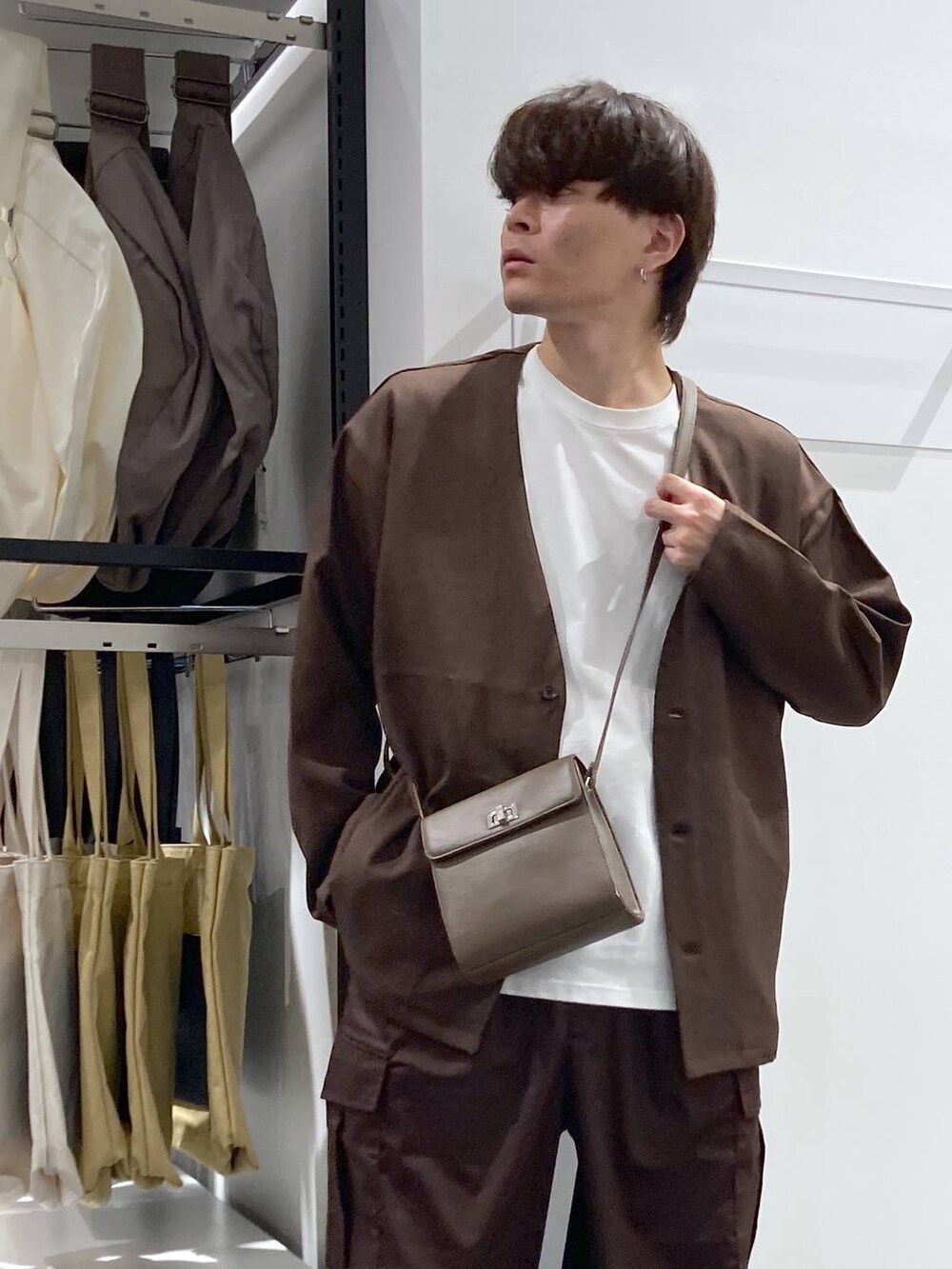 ホワイト系のTシャツ/カットソー、ブラウン系のカーゴパンツ、ブラウン系のカーディガン/ボレロを着用したメンズの秋コーディネートの6枚目の写真