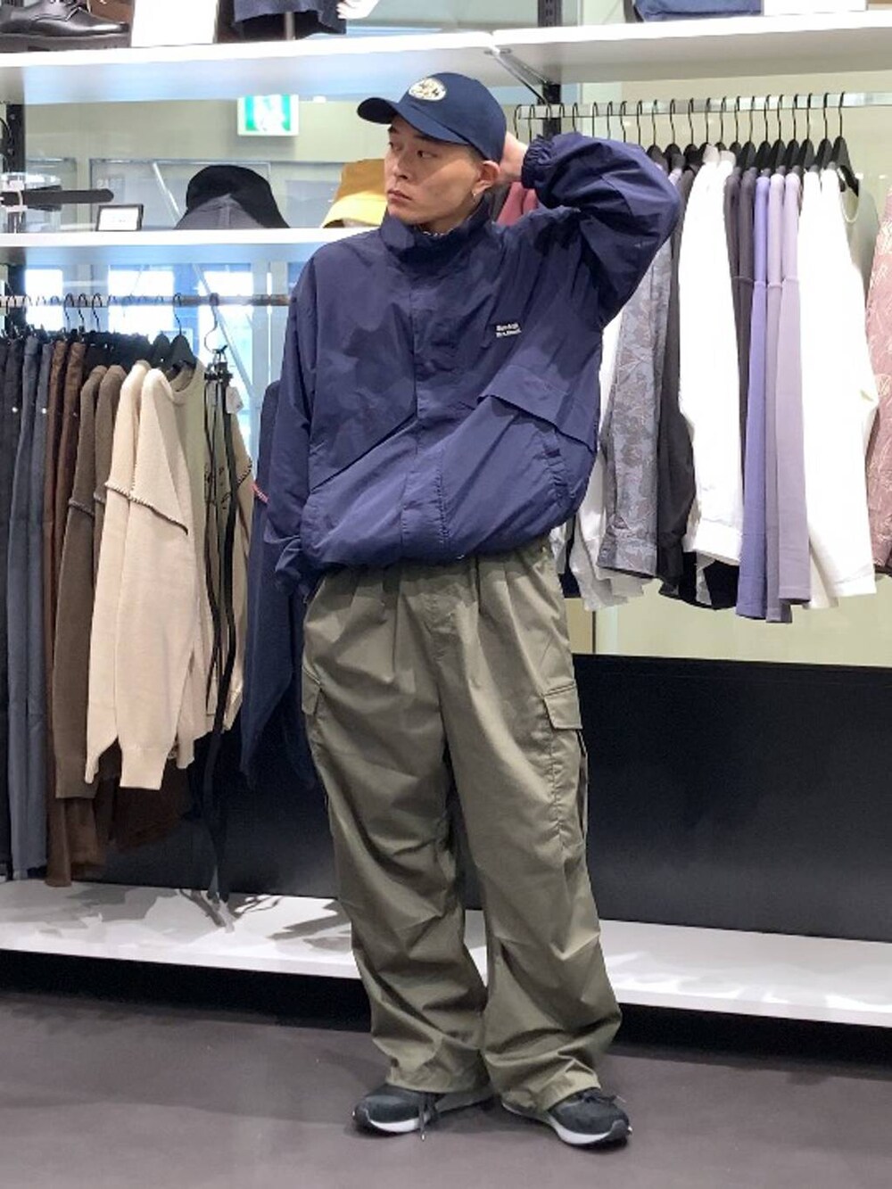 ブラック系のスニーカー、グリーン系のカーゴパンツ、ブルー系のキャップを着用したメンズの秋コーディネートの5枚目の写真