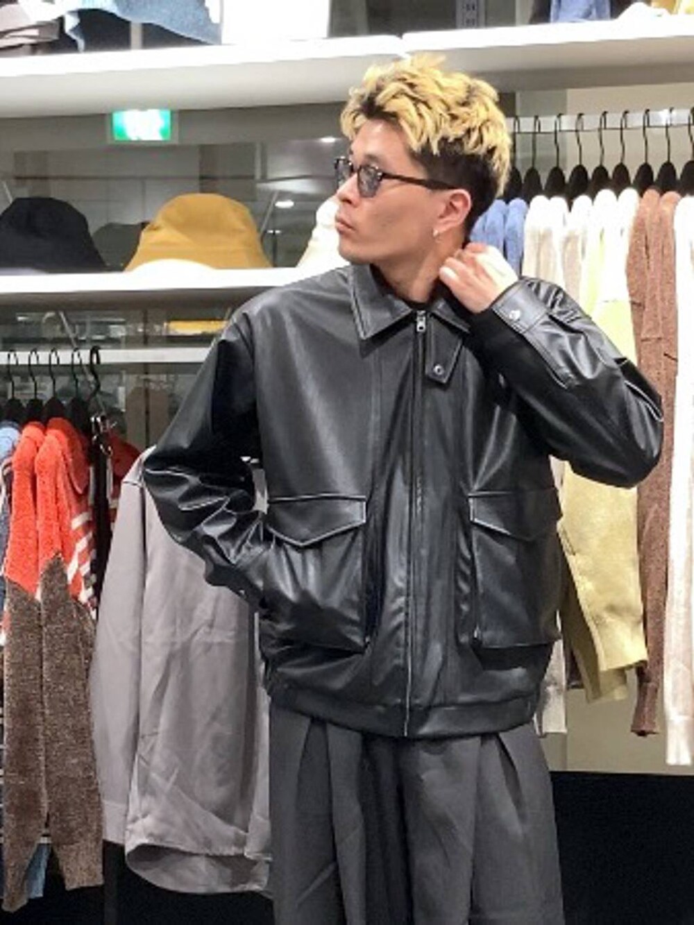 ブラック系のスラックス、ブラック系のブルゾン、ブラック系のサングラスを着用したメンズの秋コーディネートの7枚目の写真