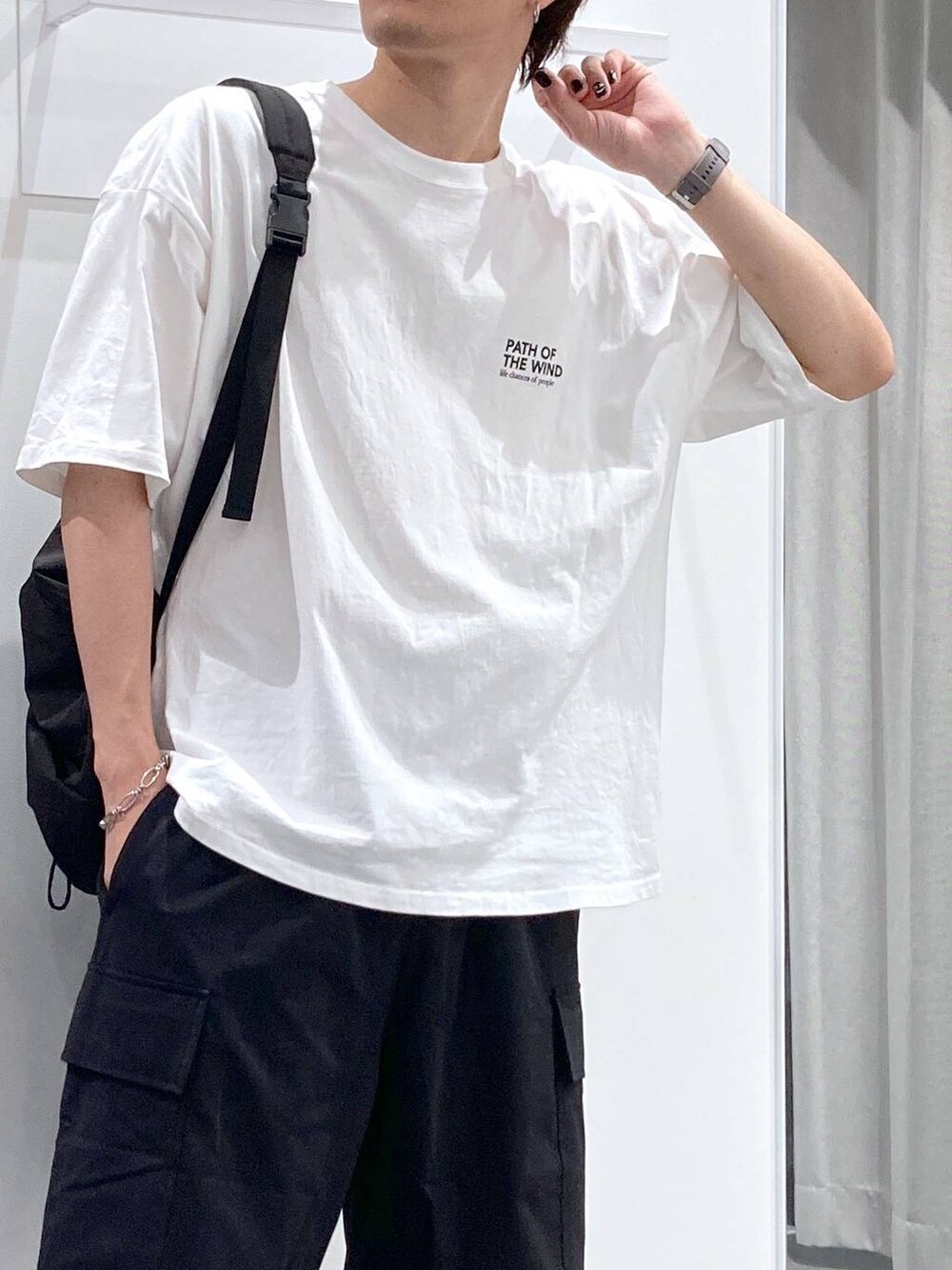 ブラック系のスニーカー、ブラック系のバックパック/リュック、ホワイト系のTシャツ/カットソーを着用したメンズの夏コーディネートの6枚目の写真