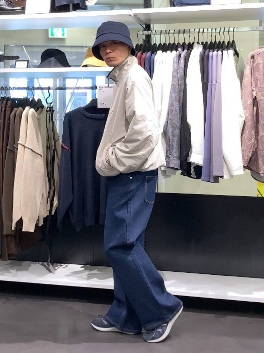 ブルー系のスニーカー、ブルー系のハットを着用したメンズの秋コーディネートの3枚目の写真