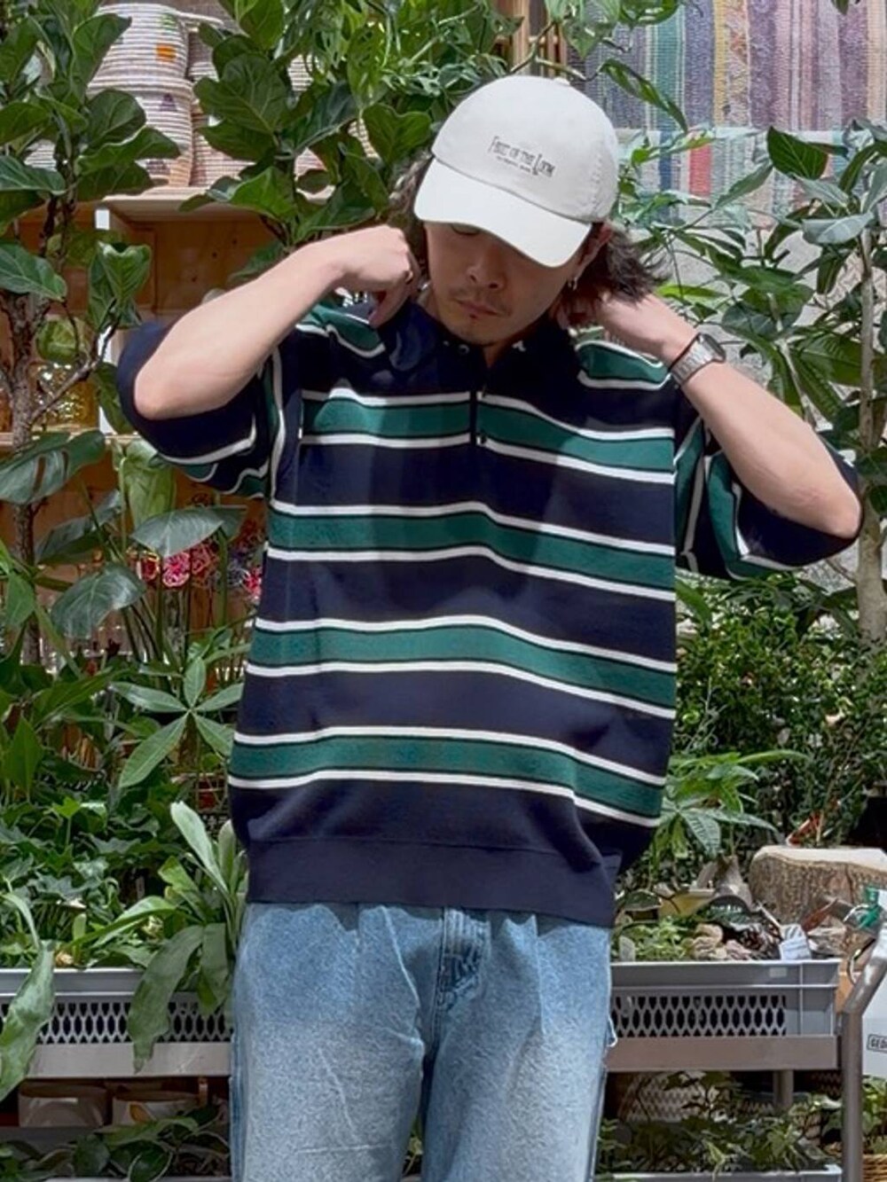 ブルー系のデニムパンツ、ブルー系のサンダル、ブルー系のシャツ/ブラウスを着用したメンズの夏コーディネートの5枚目の写真