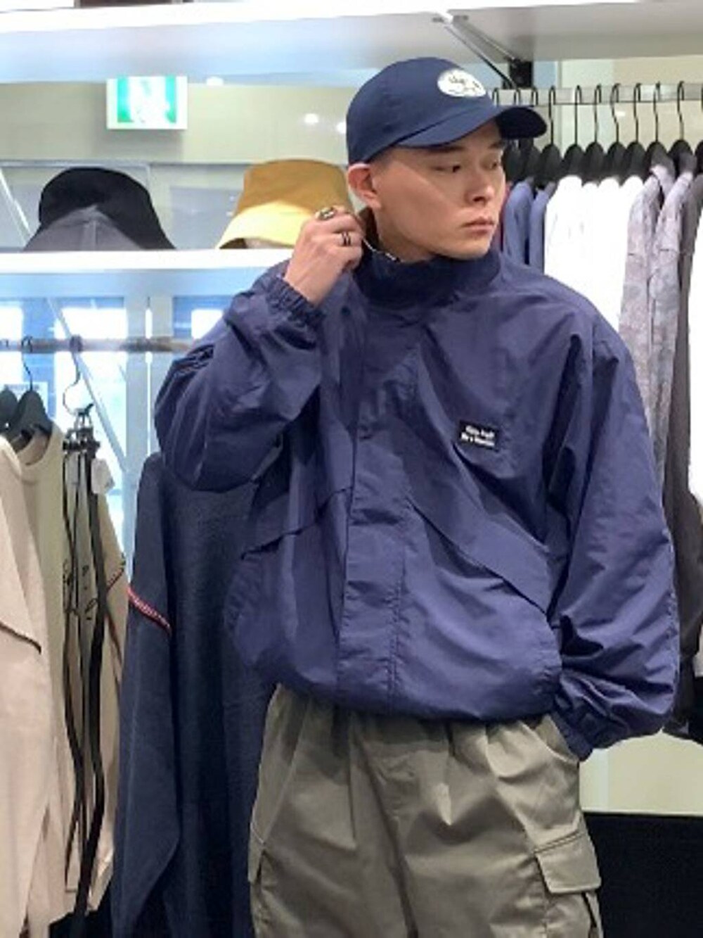 ブラック系のスニーカー、グリーン系のカーゴパンツ、ブルー系のキャップを着用したメンズの秋コーディネートの7枚目の写真