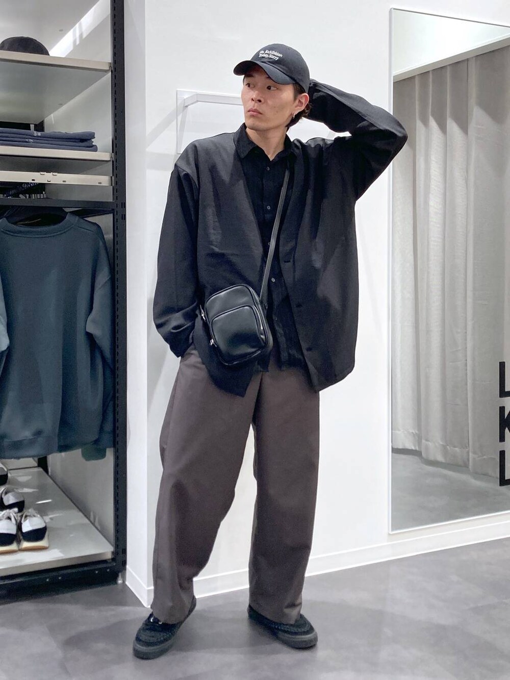 ブラック系のシャツ/ブラウス、ブラック系のショルダーバッグ、グレー系のその他パンツを着用したメンズの春コーディネートの7枚目の写真
