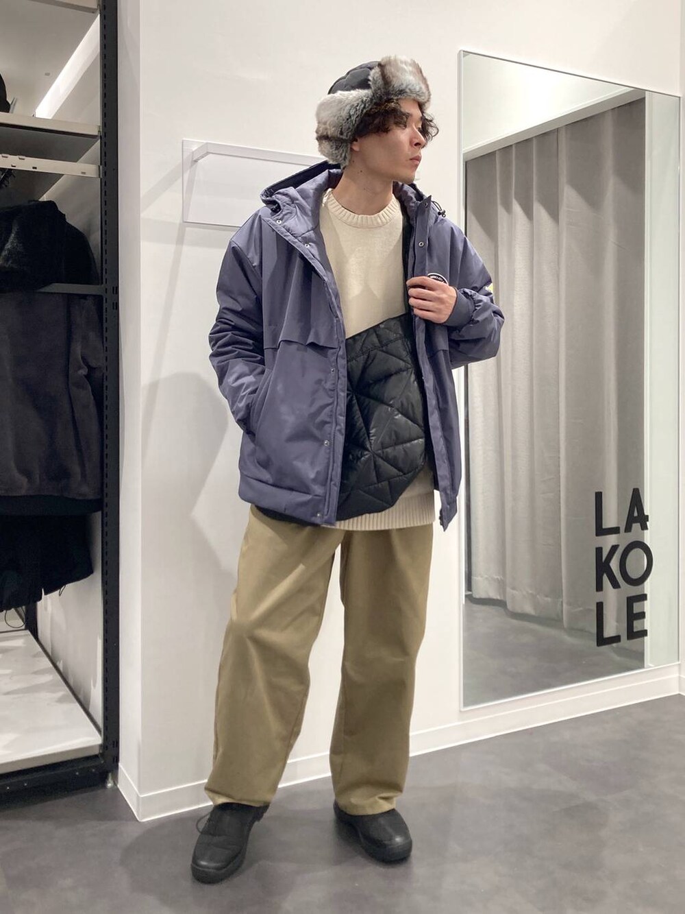 ベージュ系のチノパンツ、ブルー系のブルゾン、ベージュ系のニット/セーターを着用したメンズの冬コーディネートの6枚目の写真