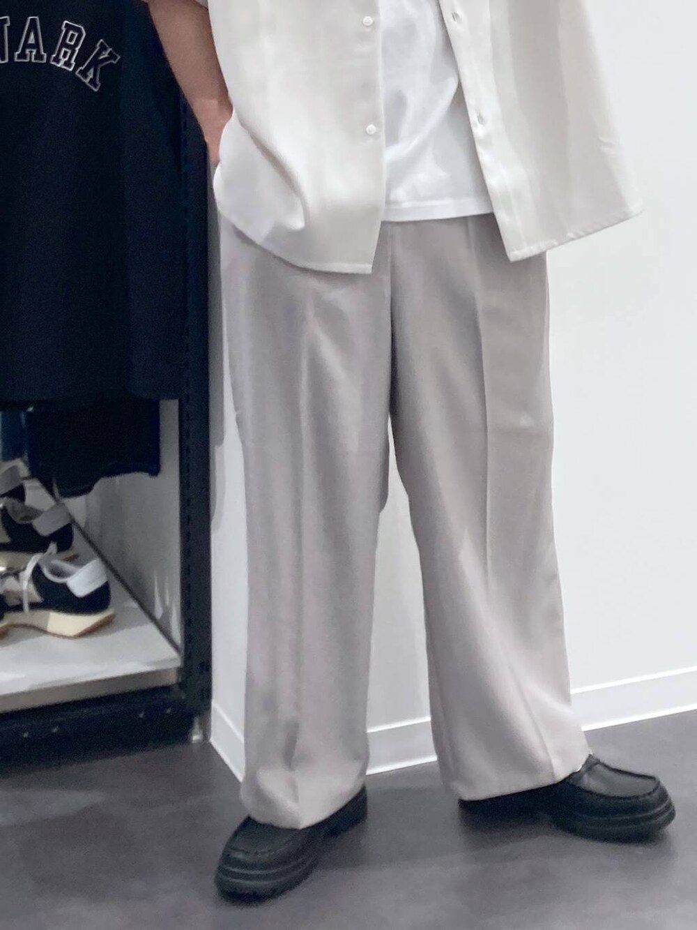 ホワイト系のシャツ/ブラウス、ブラック系のローファー、グレー系のその他パンツを着用したメンズの春コーディネートの5枚目の写真