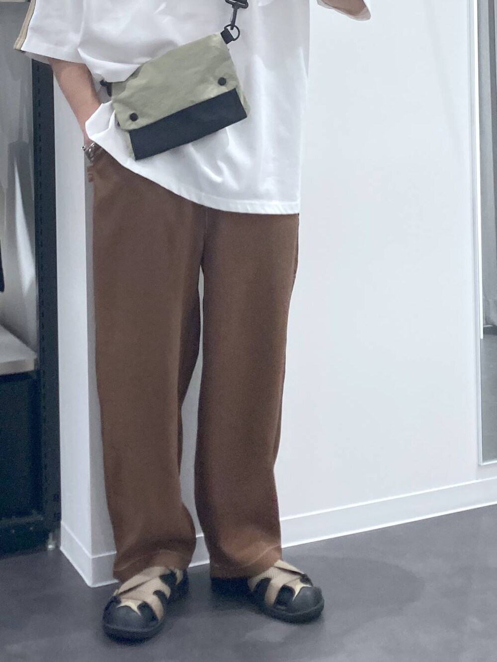 ブラウン系のその他パンツ、ベージュ系のショルダーバッグ、ベージュ系のサンダルを着用したメンズの夏コーディネートの6枚目の写真