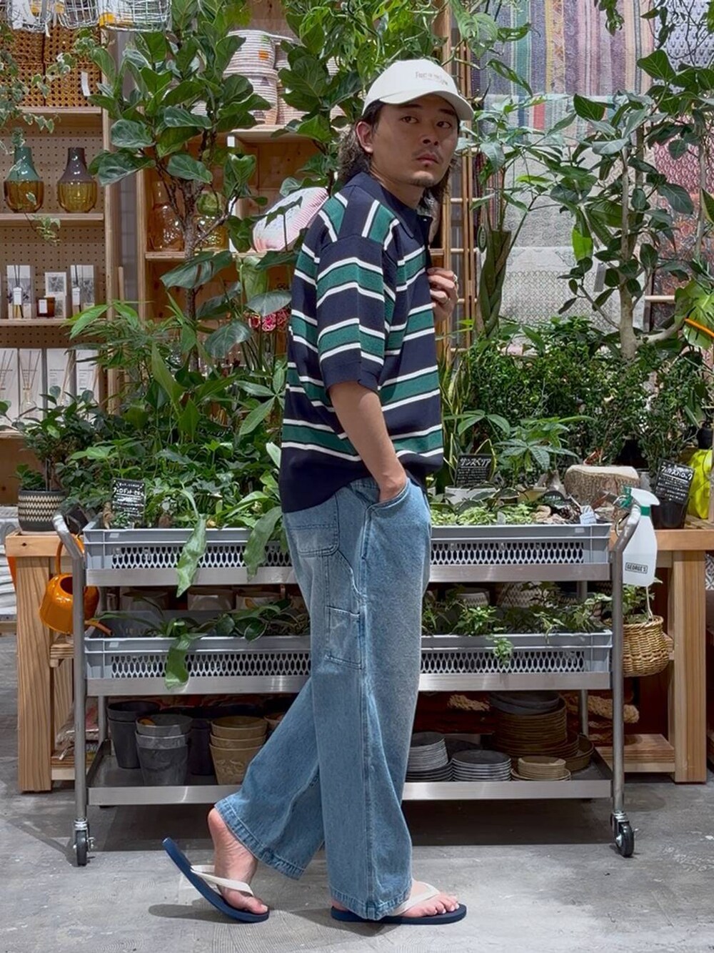 ブルー系のデニムパンツ、ブルー系のサンダル、ブルー系のシャツ/ブラウスを着用したメンズの夏コーディネートの4枚目の写真