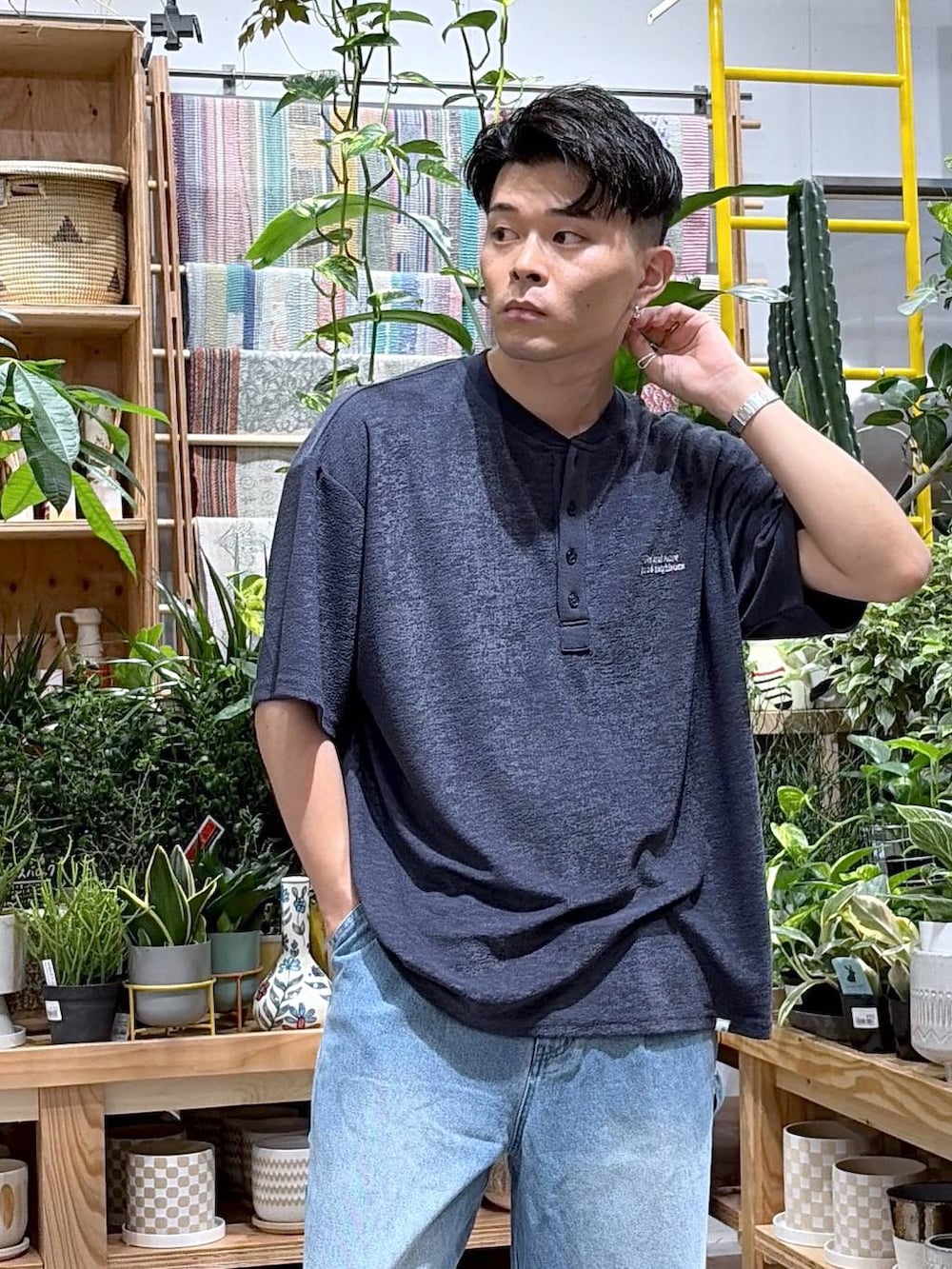 ブルー系のTシャツ/カットソー、ブルー系のデニムパンツ、ブルー系のサンダルを着用したメンズの夏コーディネートの5枚目の写真
