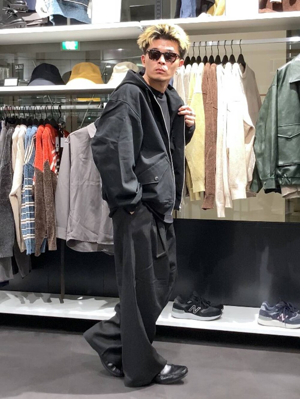 ブラック系のTシャツ/カットソー、ブラック系のスラックス、ブラック系のその他アウターを着用したメンズの秋コーディネートの3枚目の写真