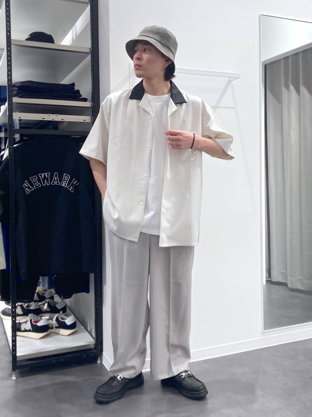 ホワイト系のシャツ/ブラウス、ブラック系のローファー、グレー系のその他パンツを着用したメンズの春コーディネートの7枚目の写真