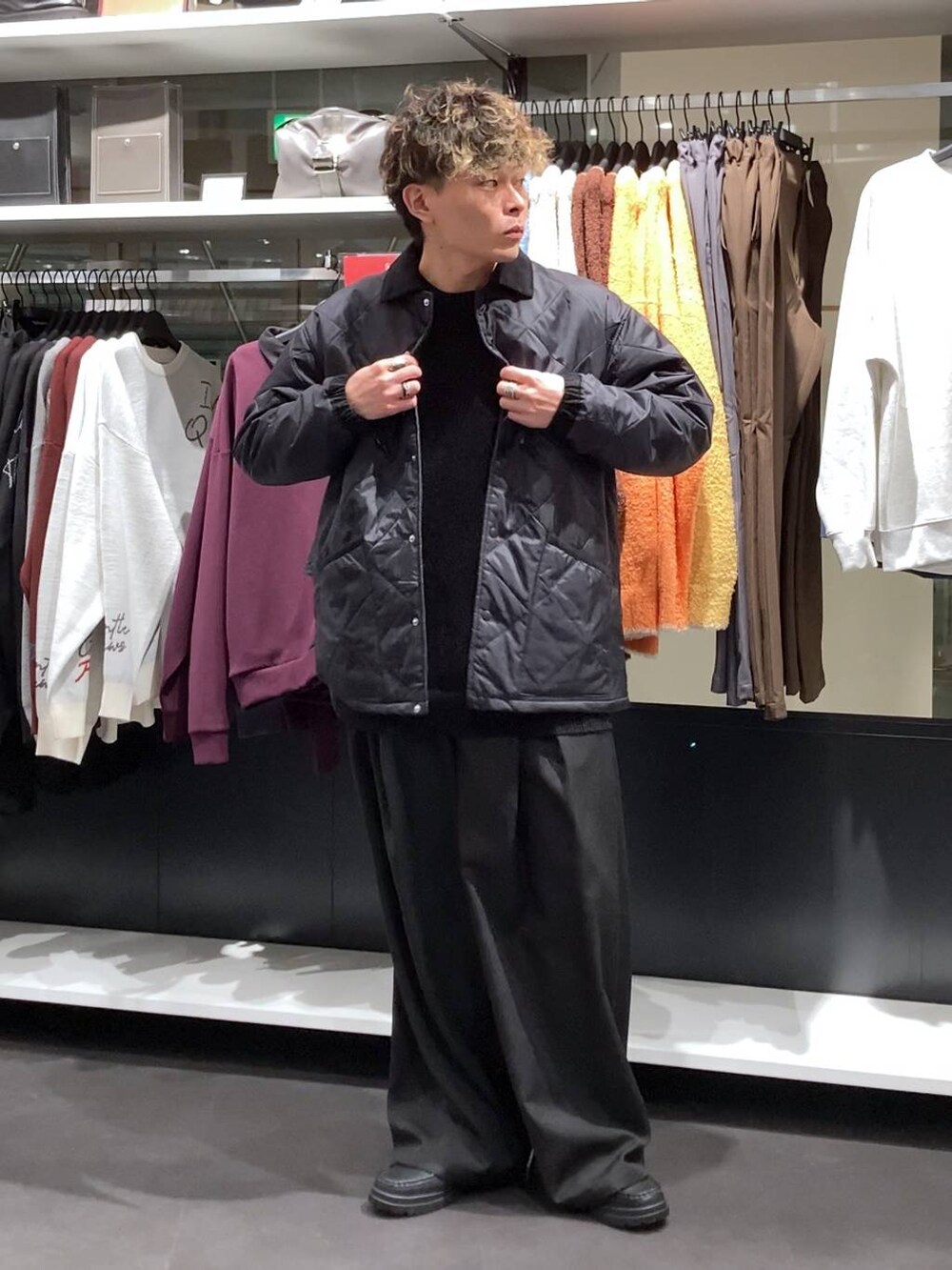 ブラック系のローファー、ブラック系のニット/セーター、ブラック系のスラックスを着用したメンズの冬コーディネートの8枚目の写真