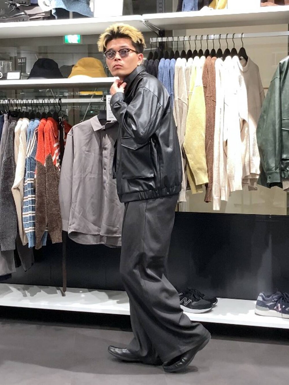 ブラック系のスラックス、ブラック系のブルゾン、ブラック系のサングラスを着用したメンズの秋コーディネートの3枚目の写真