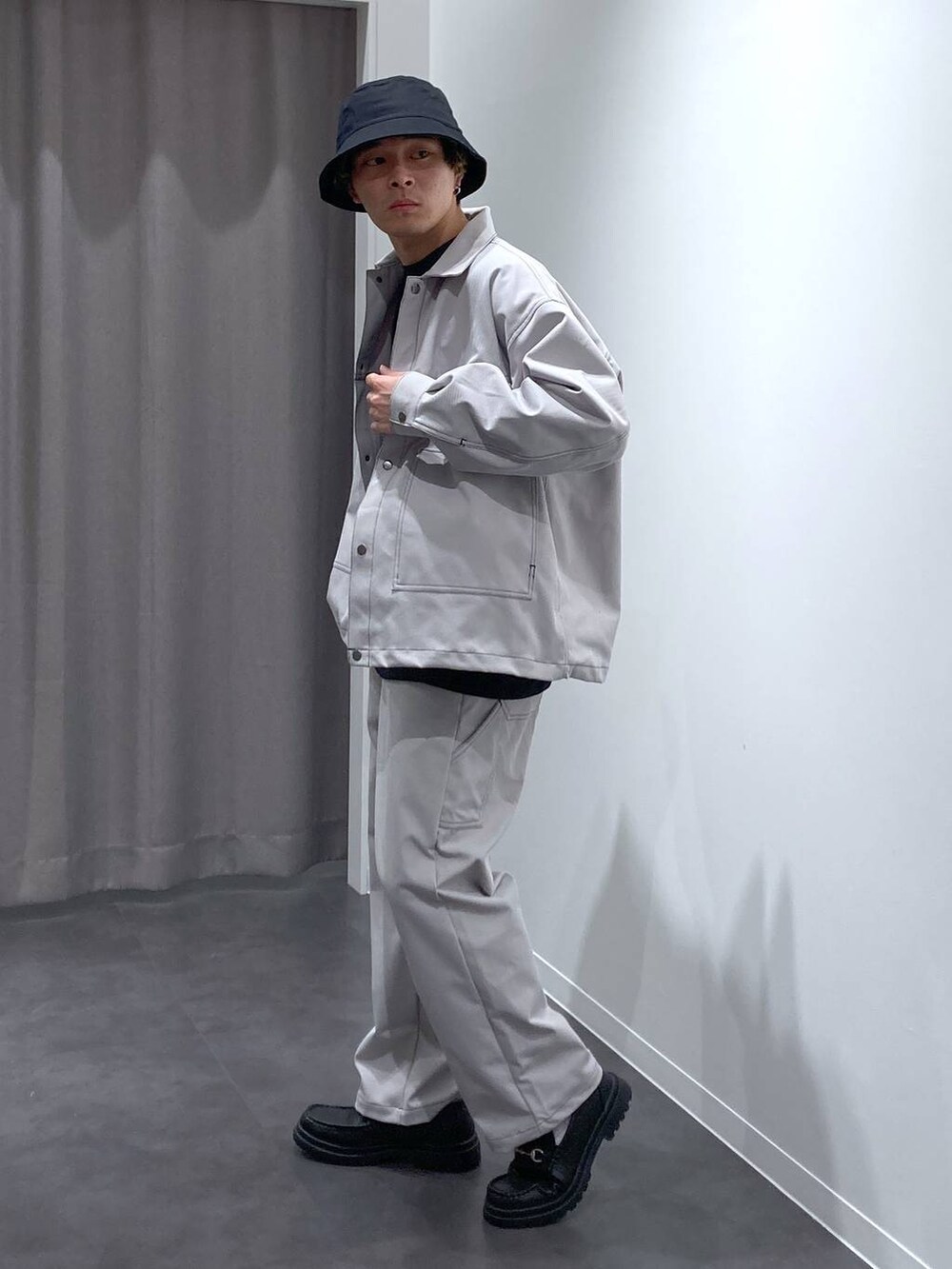 グレー系のその他パンツ、ブラック系のローファー、ブラック系のショルダーバッグを着用したメンズの冬コーディネートの4枚目の写真