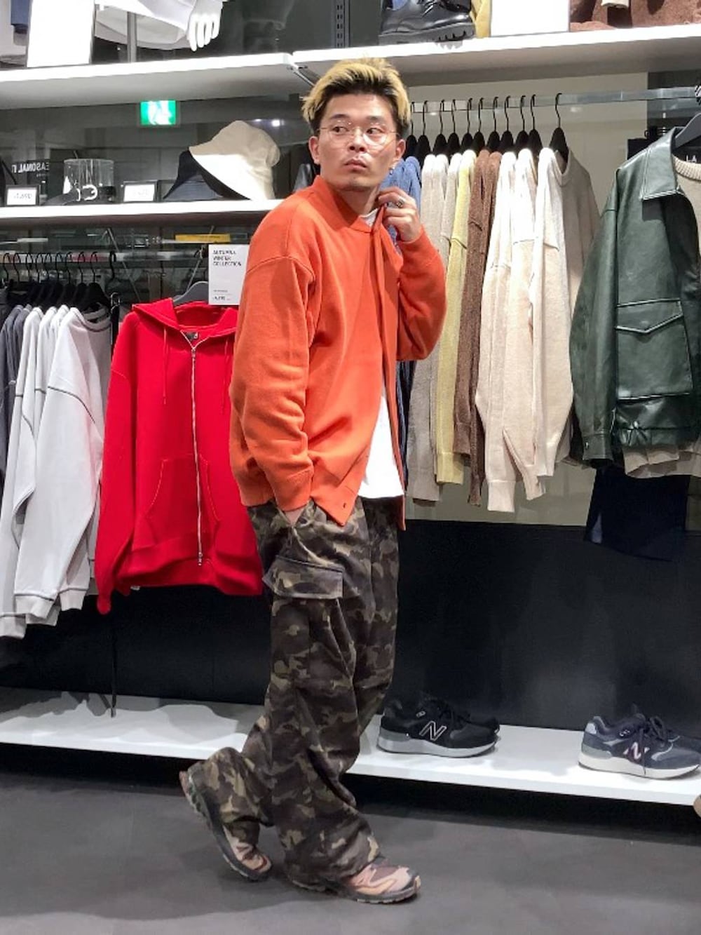 オレンジ系のカーディガン/ボレロ、グリーン系のその他パンツを着用したメンズの秋コーディネートの4枚目の写真