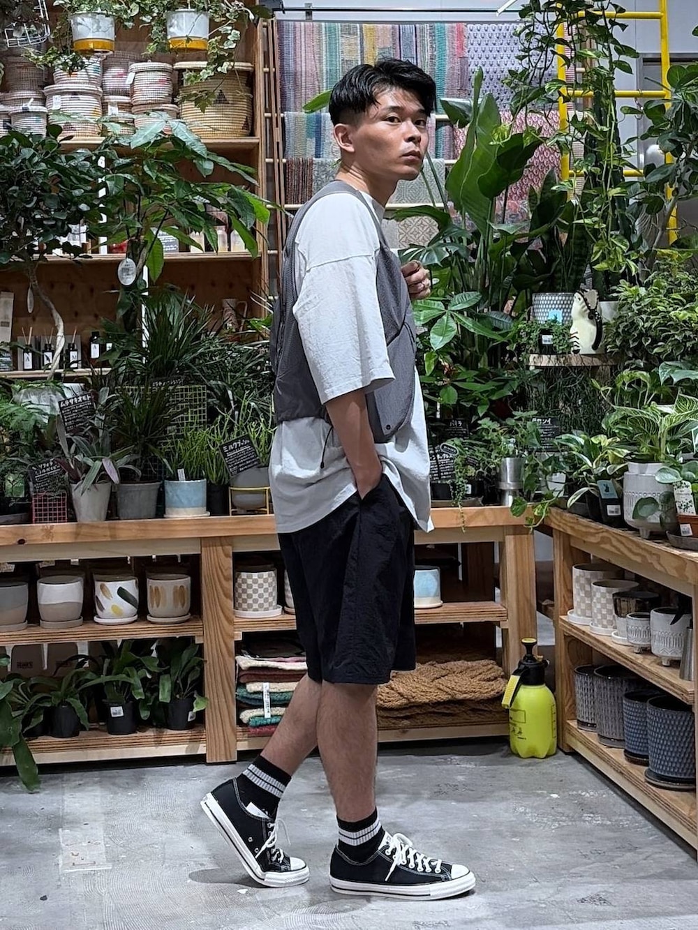 グレー系のTシャツ/カットソー、ブラック系のスニーカー、ブラック系のその他パンツを着用したメンズの夏コーディネートの3枚目の写真