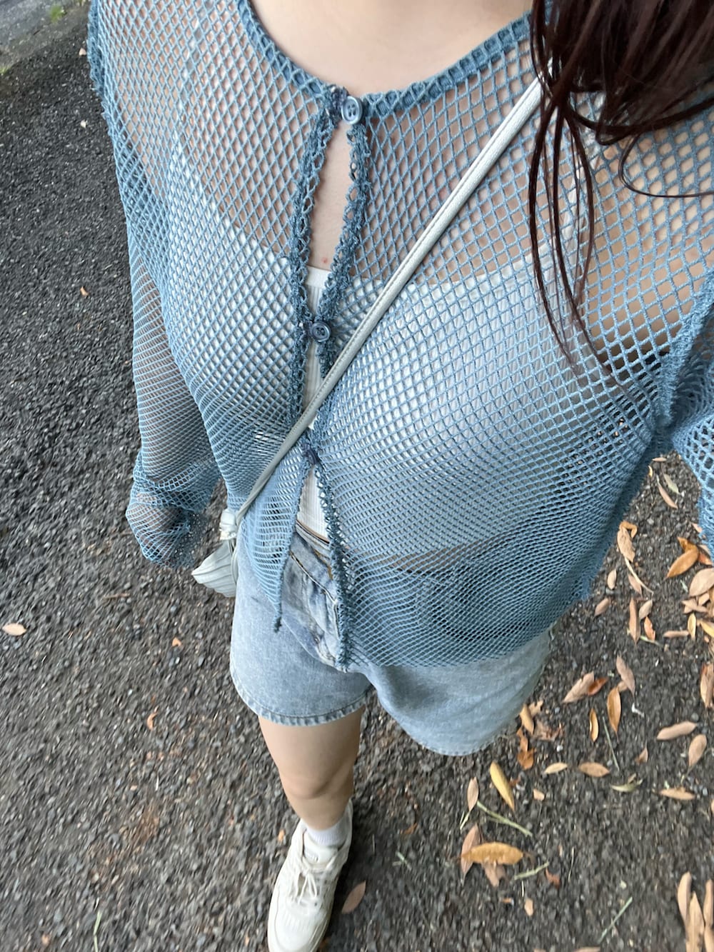 ブルー系のシャツ/ブラウス、ブルー系のデニムパンツ、ホワイト系のスニーカーを着用したレディースの春コーディネートの2枚目の写真