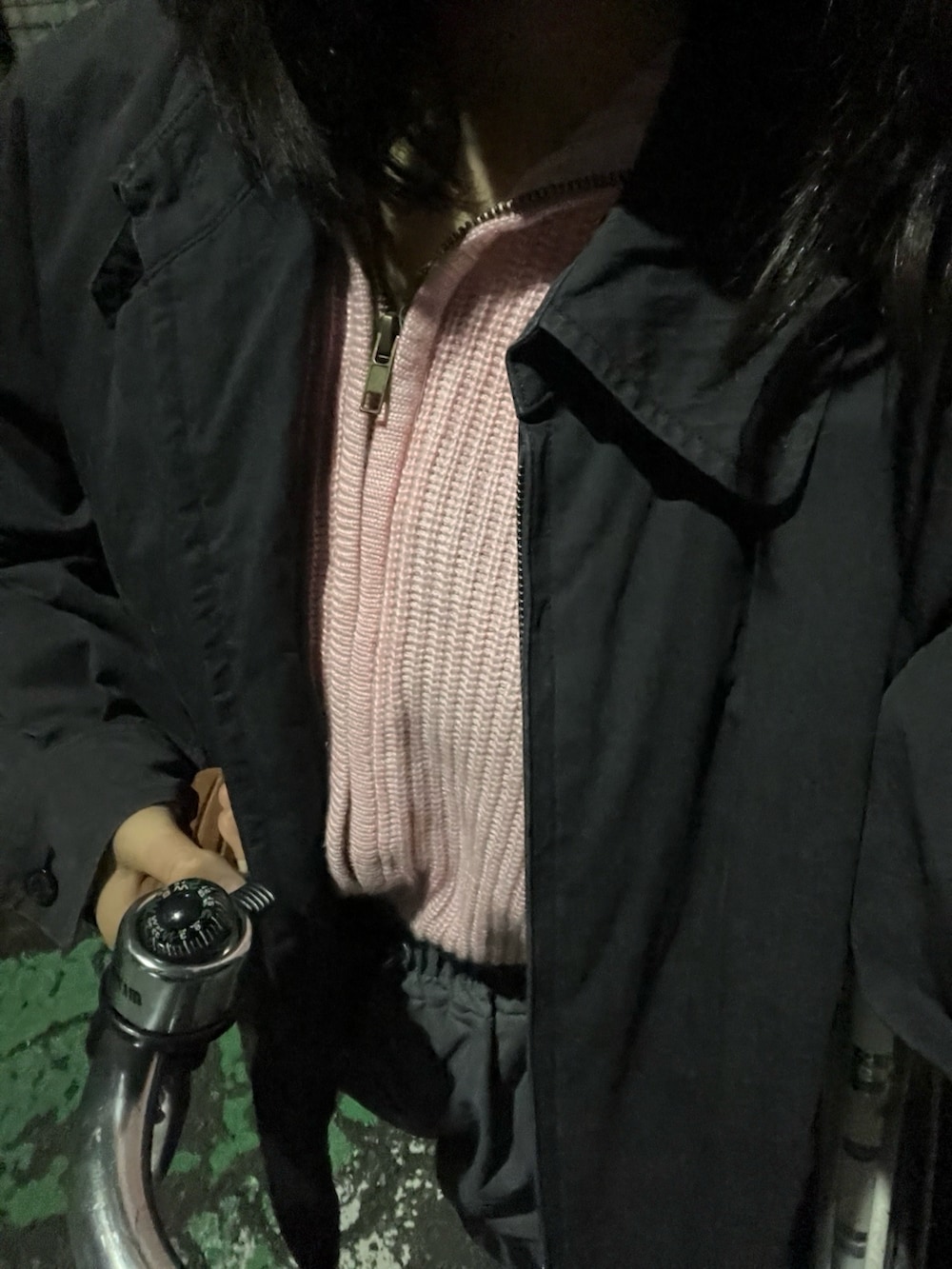 ブラック系のブルゾン、ピンク系のニット/セーター、ピンク系のスニーカーを着用したレディースの秋コーディネートの2枚目の写真