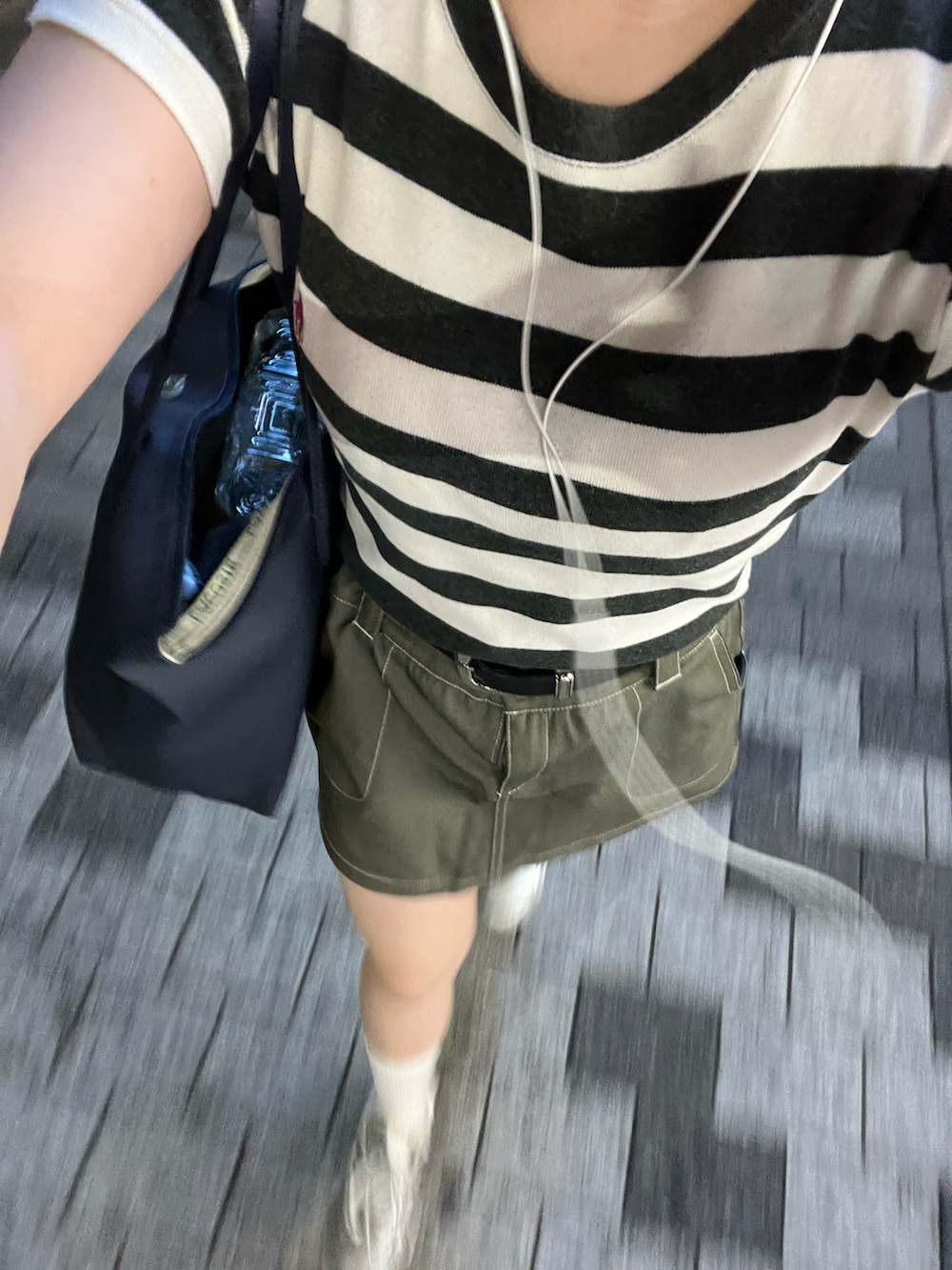 その他のTシャツ/カットソー、グリーン系のスカート、ブルー系のトートバッグを着用したレディースの夏コーディネートの3枚目の写真