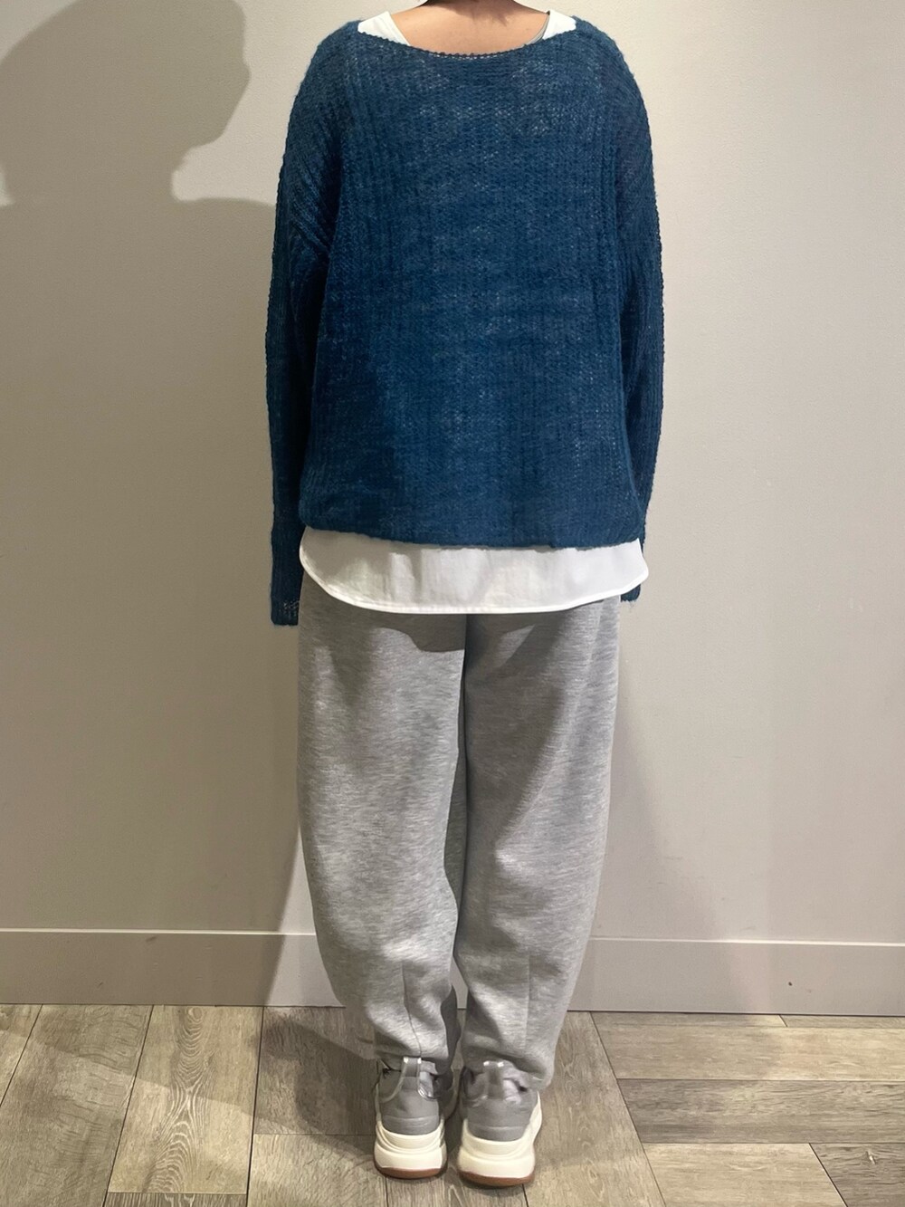 ホワイト系のTシャツ/カットソー、ブルー系のニット/セーター、ブルー系のデニムジャケットを着用したレディースの秋コーディネートの4枚目の写真