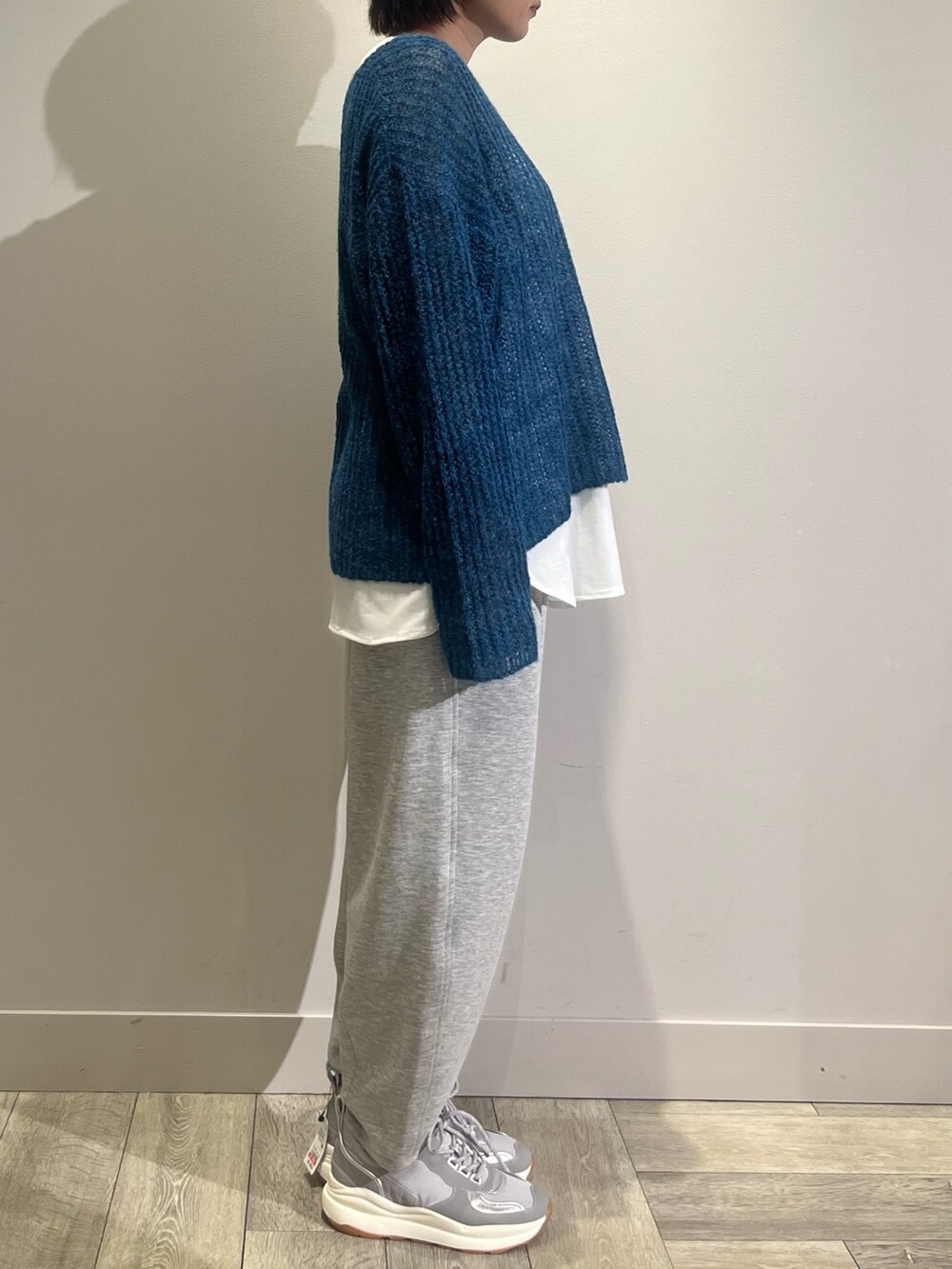 ホワイト系のTシャツ/カットソー、ブルー系のニット/セーター、ブルー系のデニムジャケットを着用したレディースの秋コーディネートの3枚目の写真