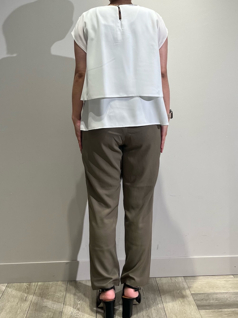 グリーン系のその他パンツ、グリーン系のノーカラージャケット、ホワイト系のシャツ/ブラウスを着用したレディースの夏コーディネートの4枚目の写真