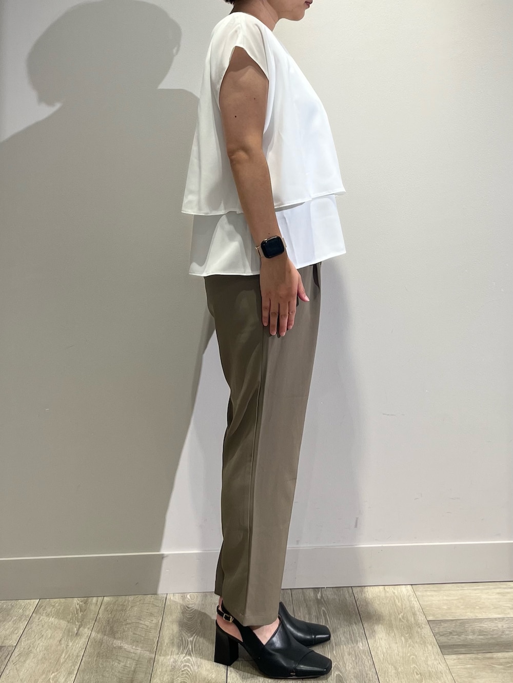 グリーン系のその他パンツ、グリーン系のノーカラージャケット、ホワイト系のシャツ/ブラウスを着用したレディースの夏コーディネートの3枚目の写真