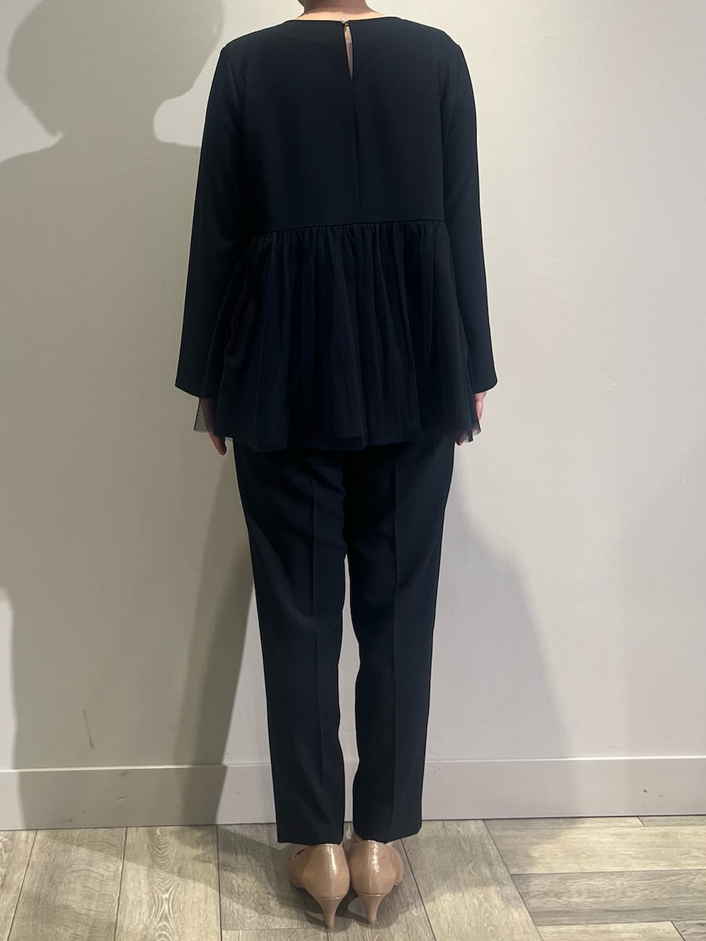 ブルー系のスラックス、ブルー系のセットアップ、ブルー系のシャツ/ブラウスを着用したレディースの冬コーディネートの4枚目の写真